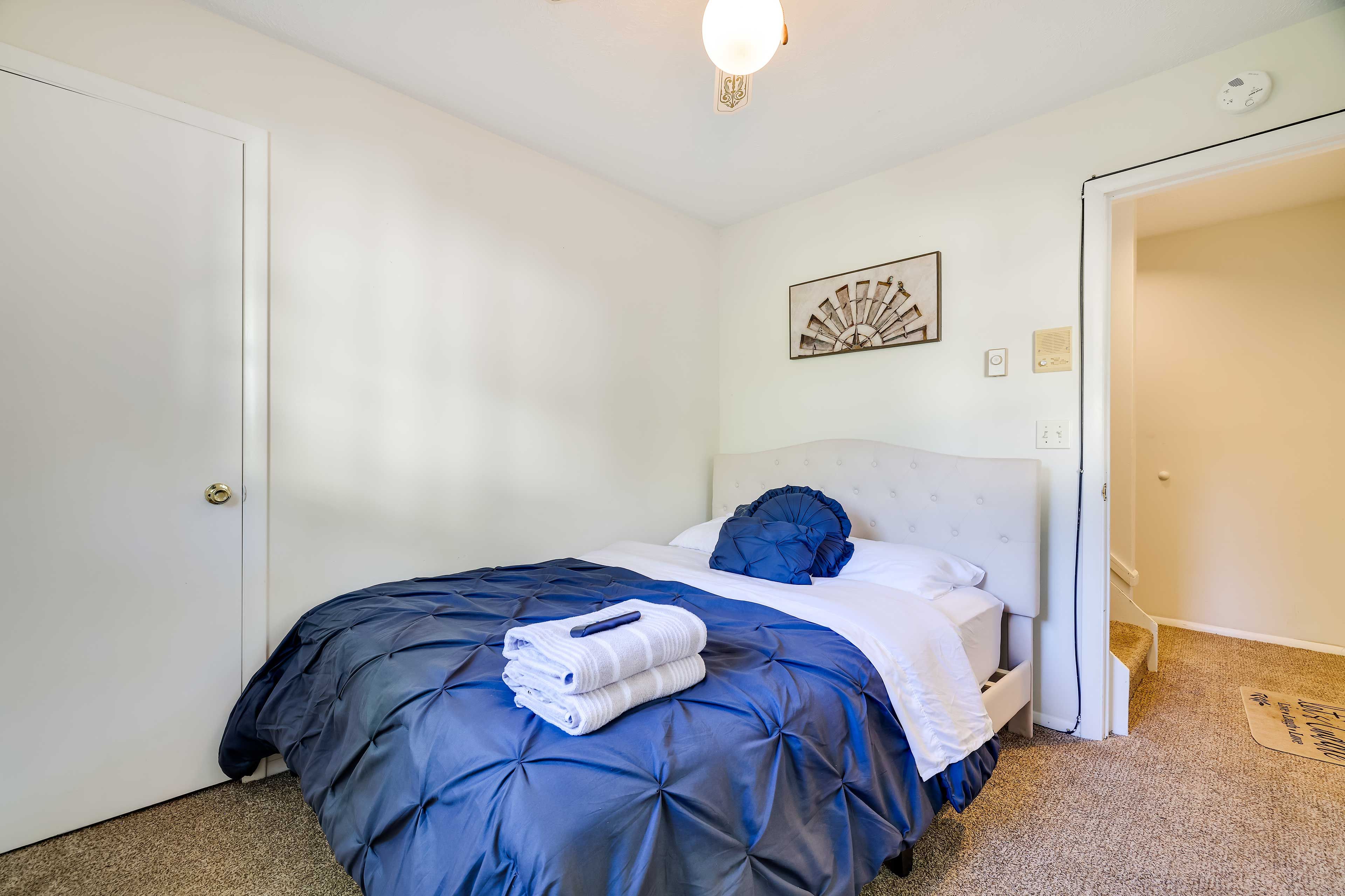 Bedroom 1 | Queen Bed | Smart TV