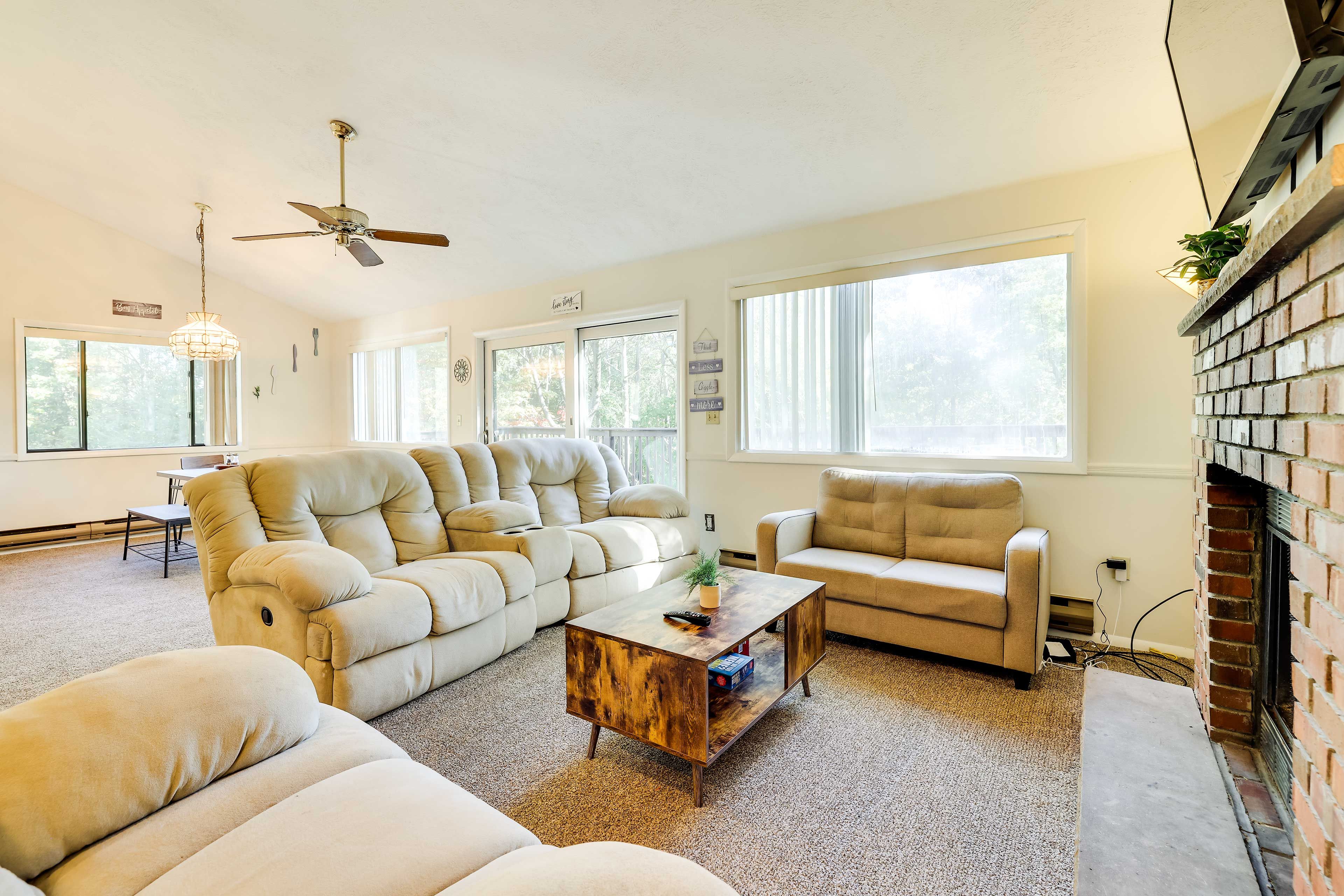 Living Room | Smart TV | Fireplace