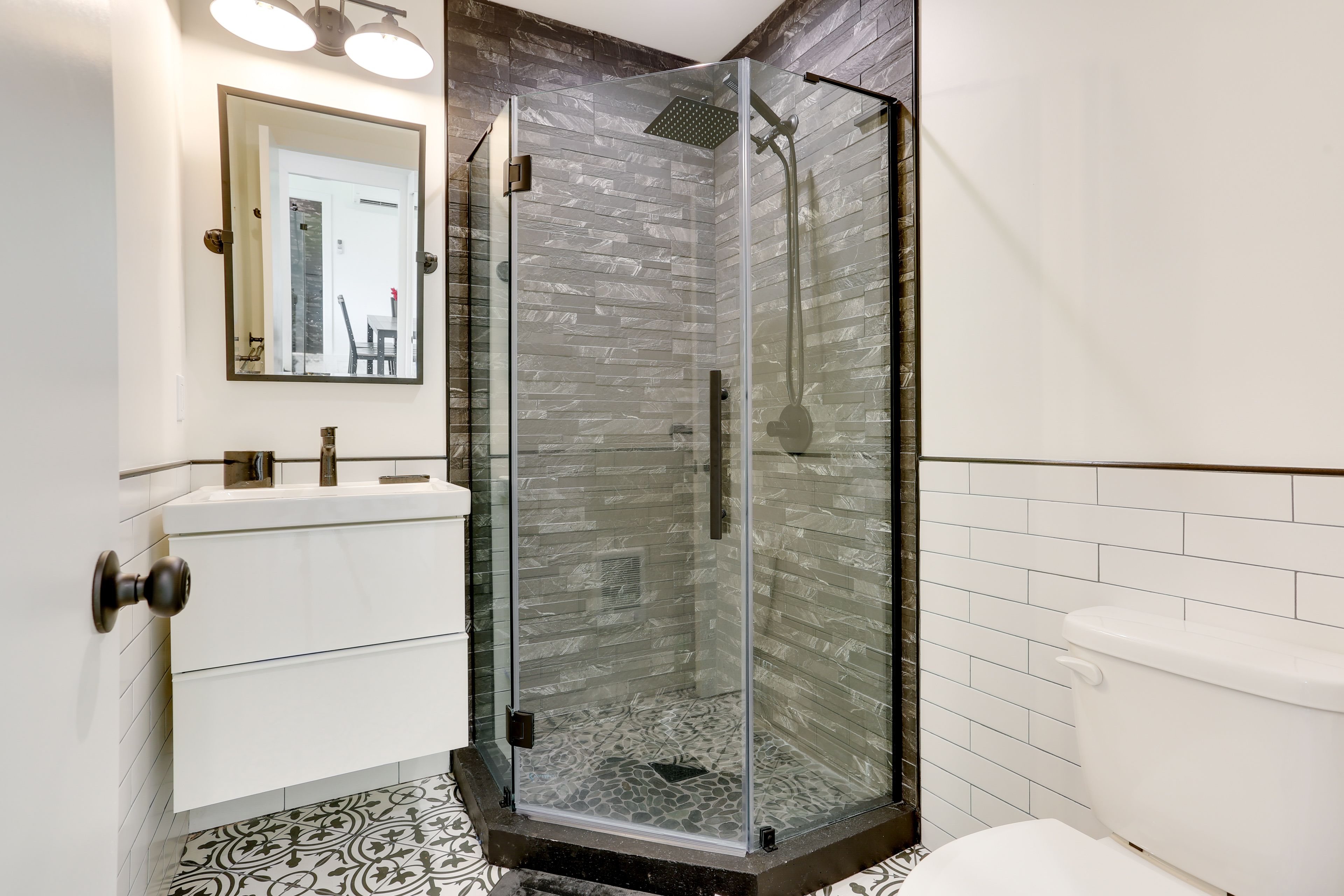 Full Bathroom | Towels Provided