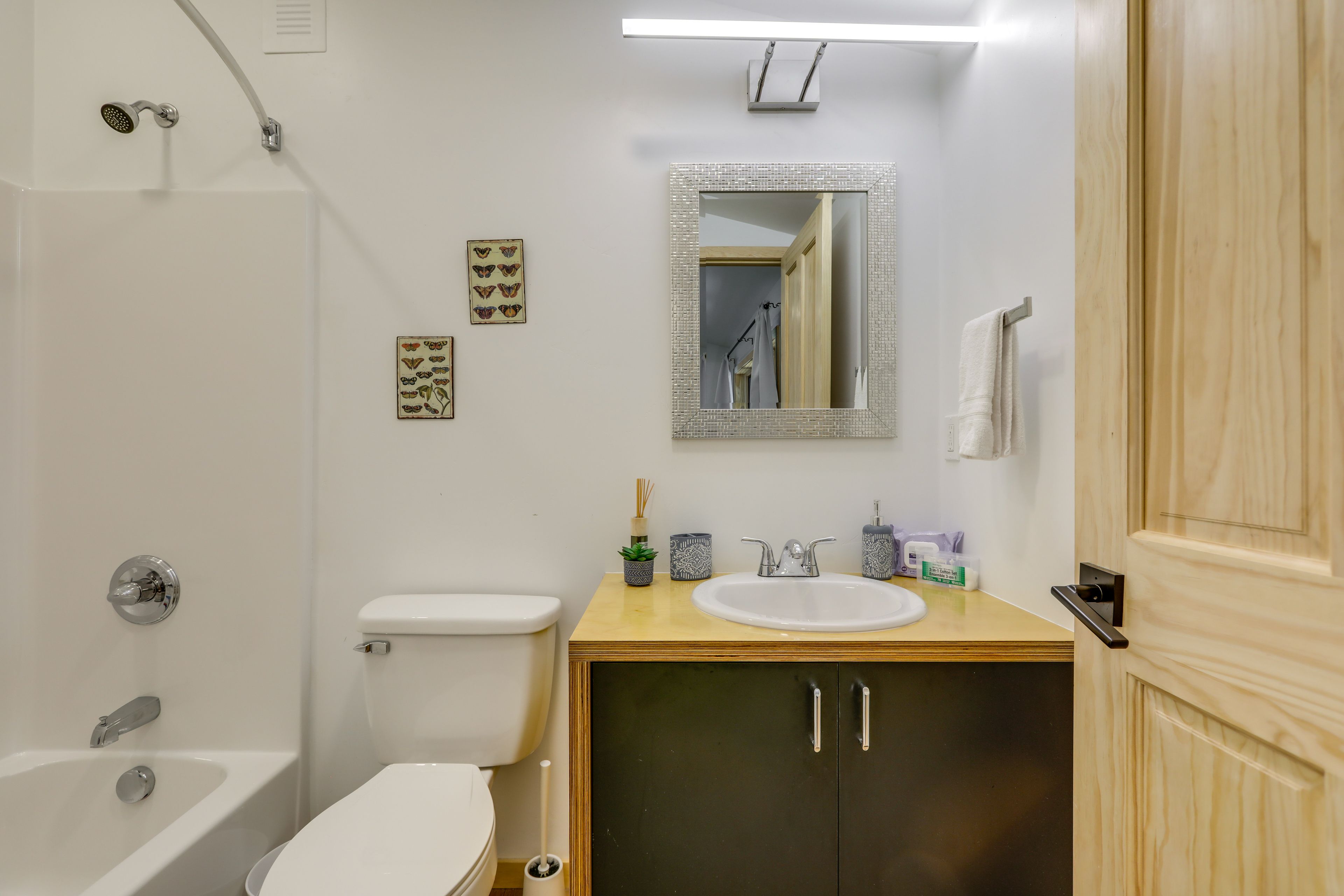 Full Bathroom | Complimentary Toiletries