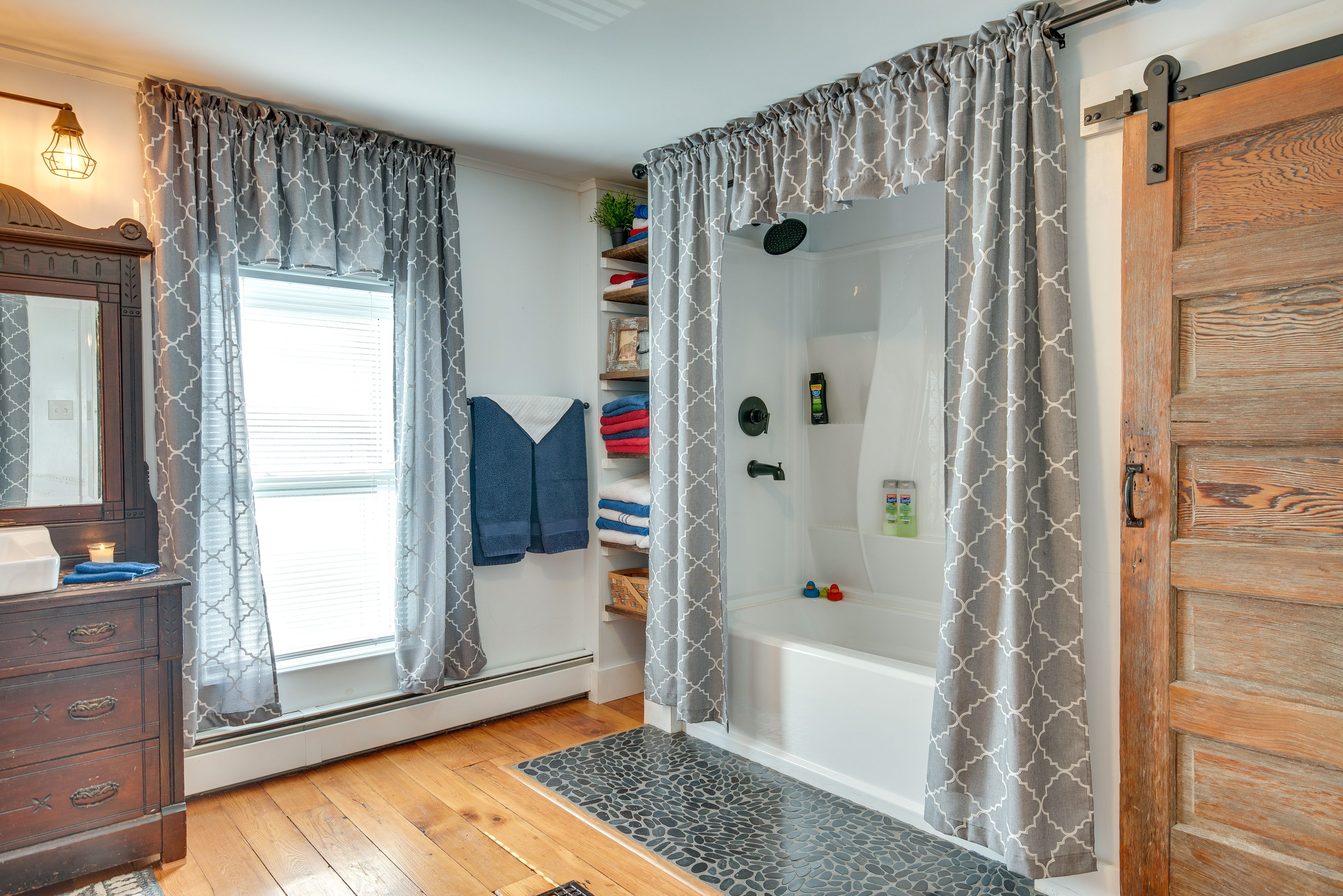 Full Bathroom | Complimentary Toiletries
