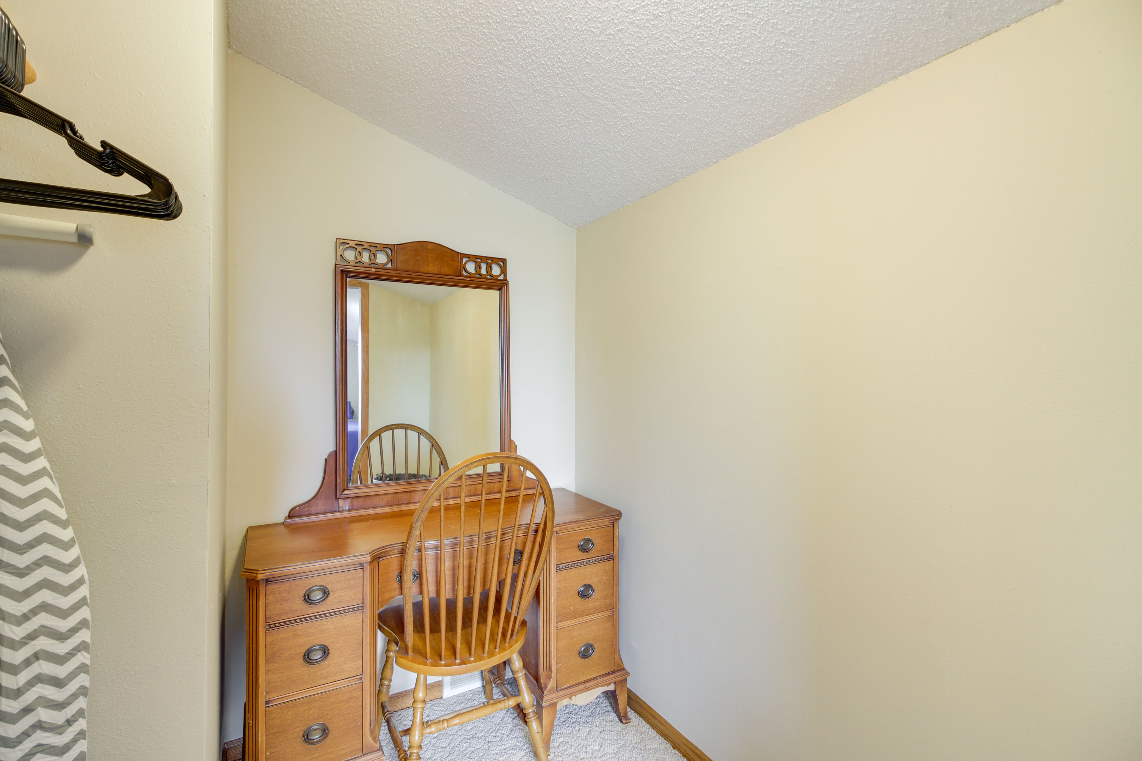 Closet | Laptop Friendly (Vanity Area)