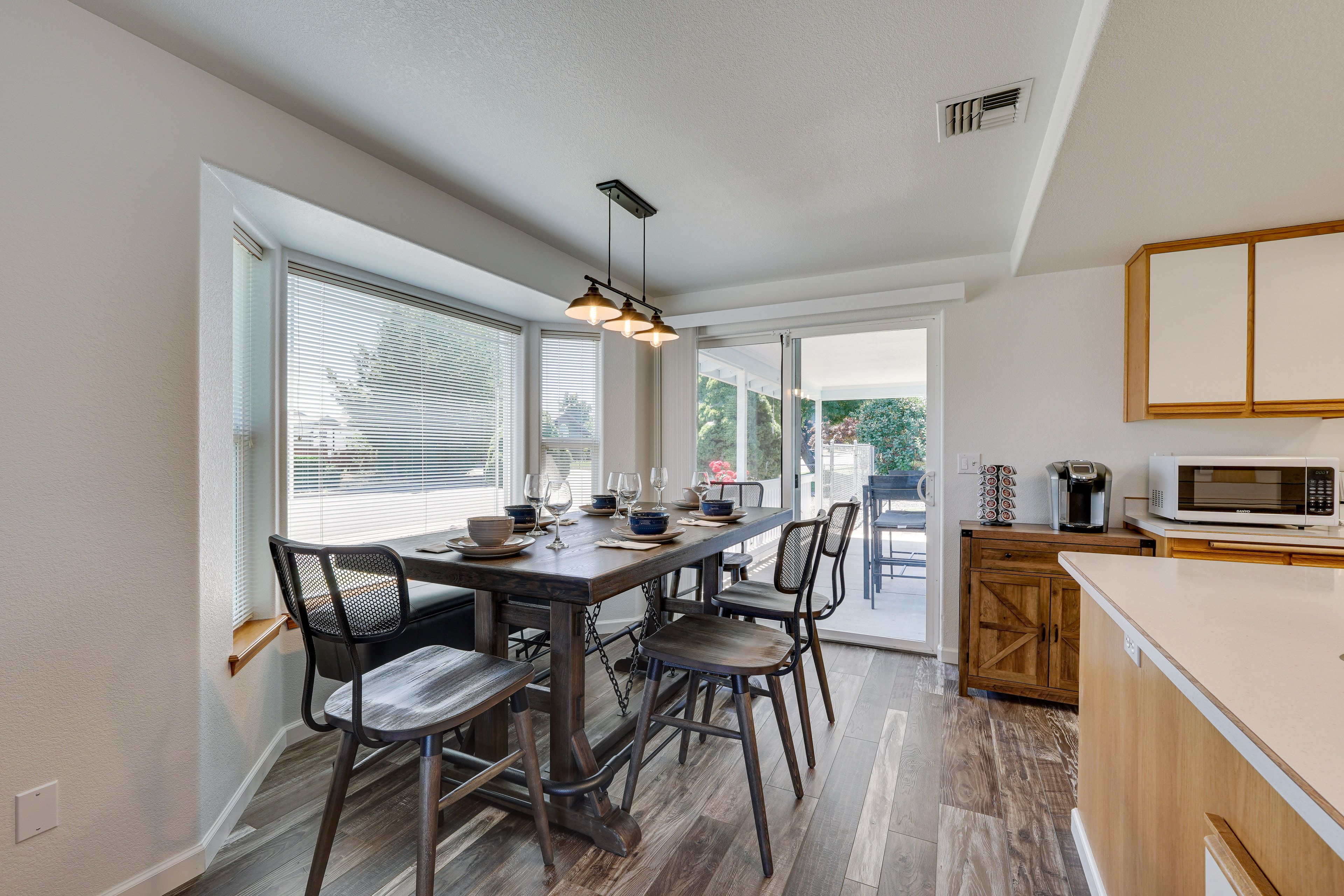 Dining Area | Dishware/Flatware Provided | Wine Glasses