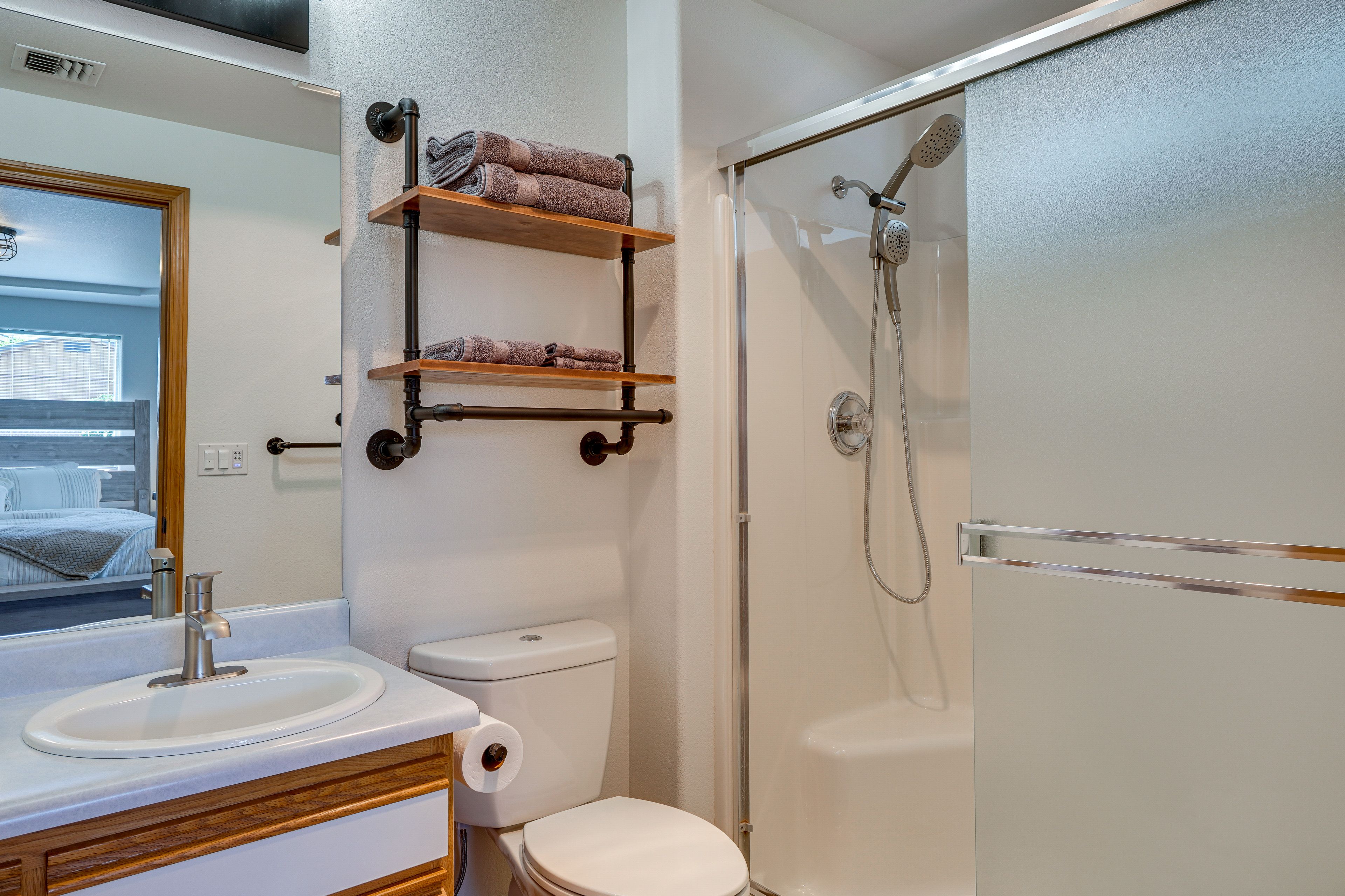 Full Bathroom | Towels Provided