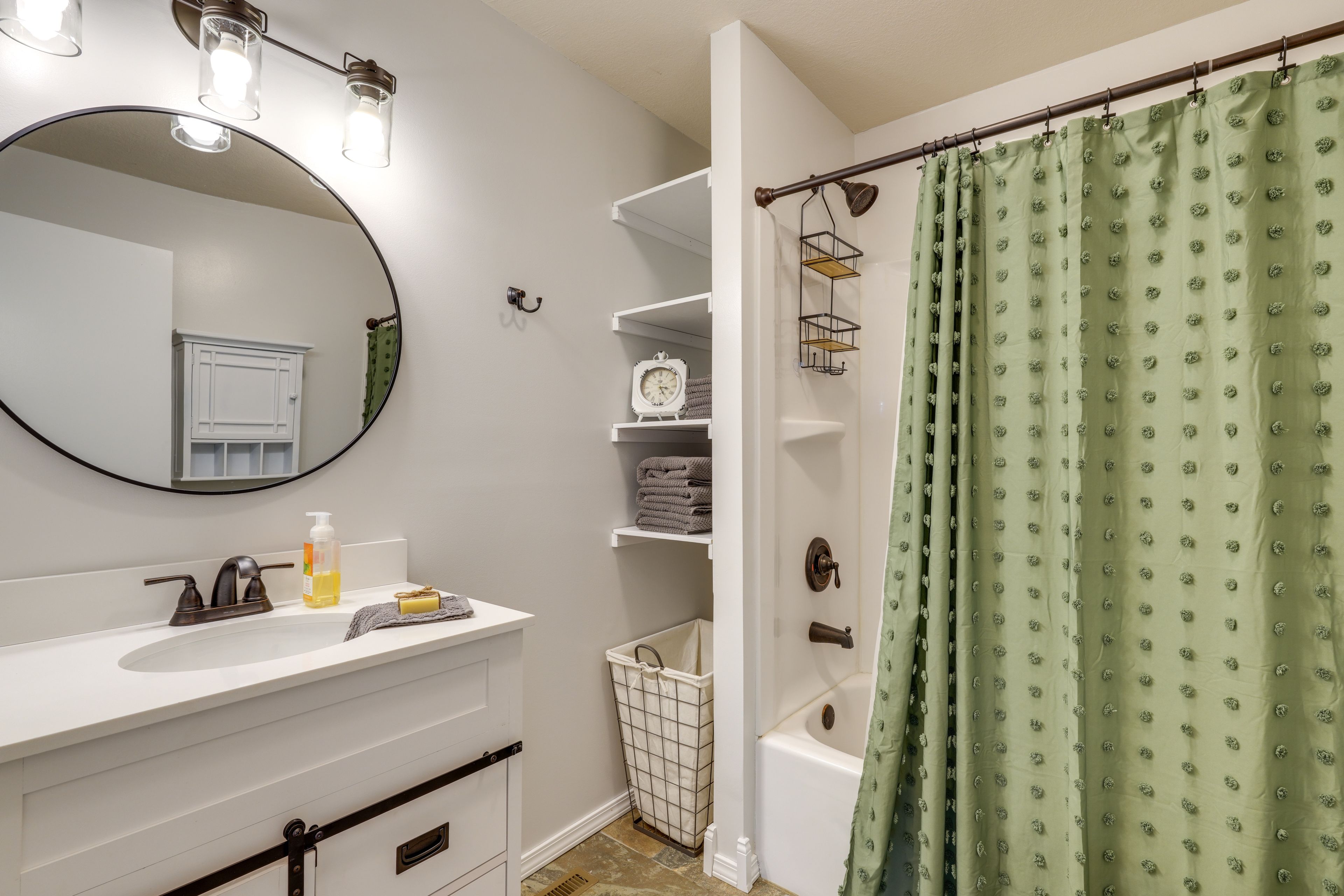 Full Bathroom | Towels Provided | Complimentary Toiletries