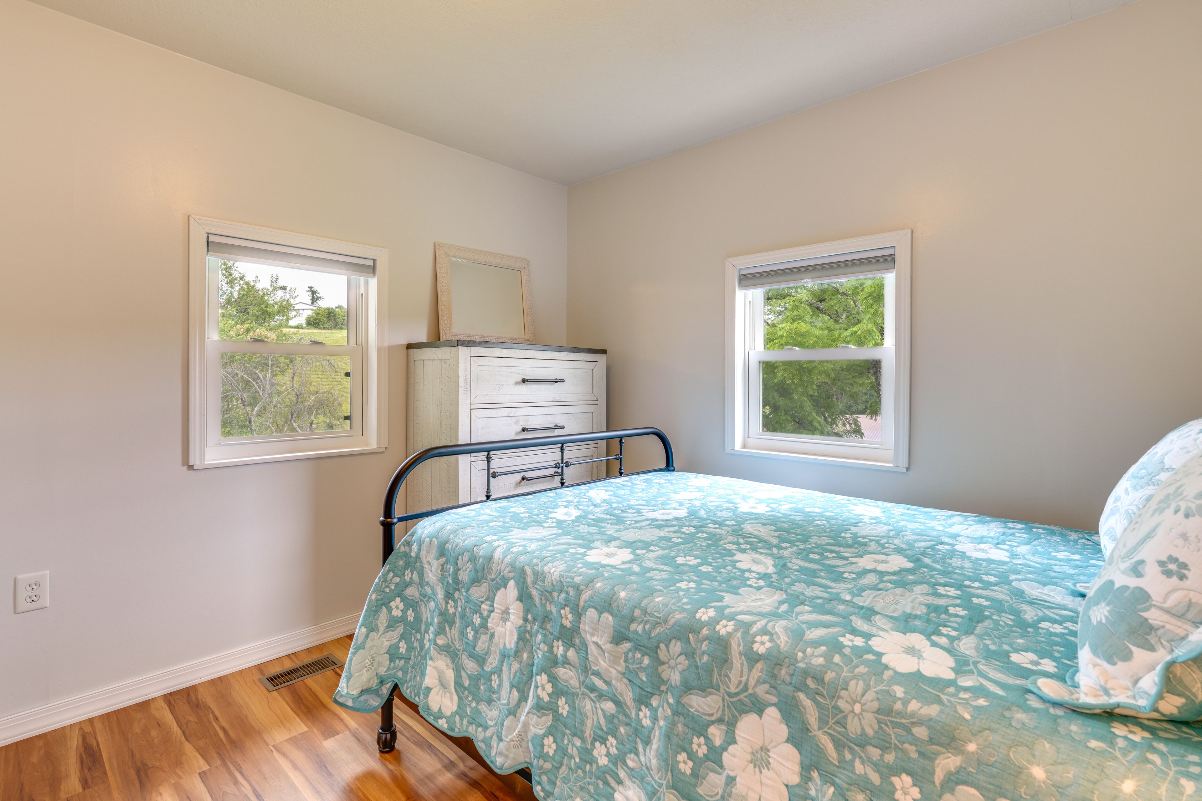 Bedroom 2 | Queen Bed