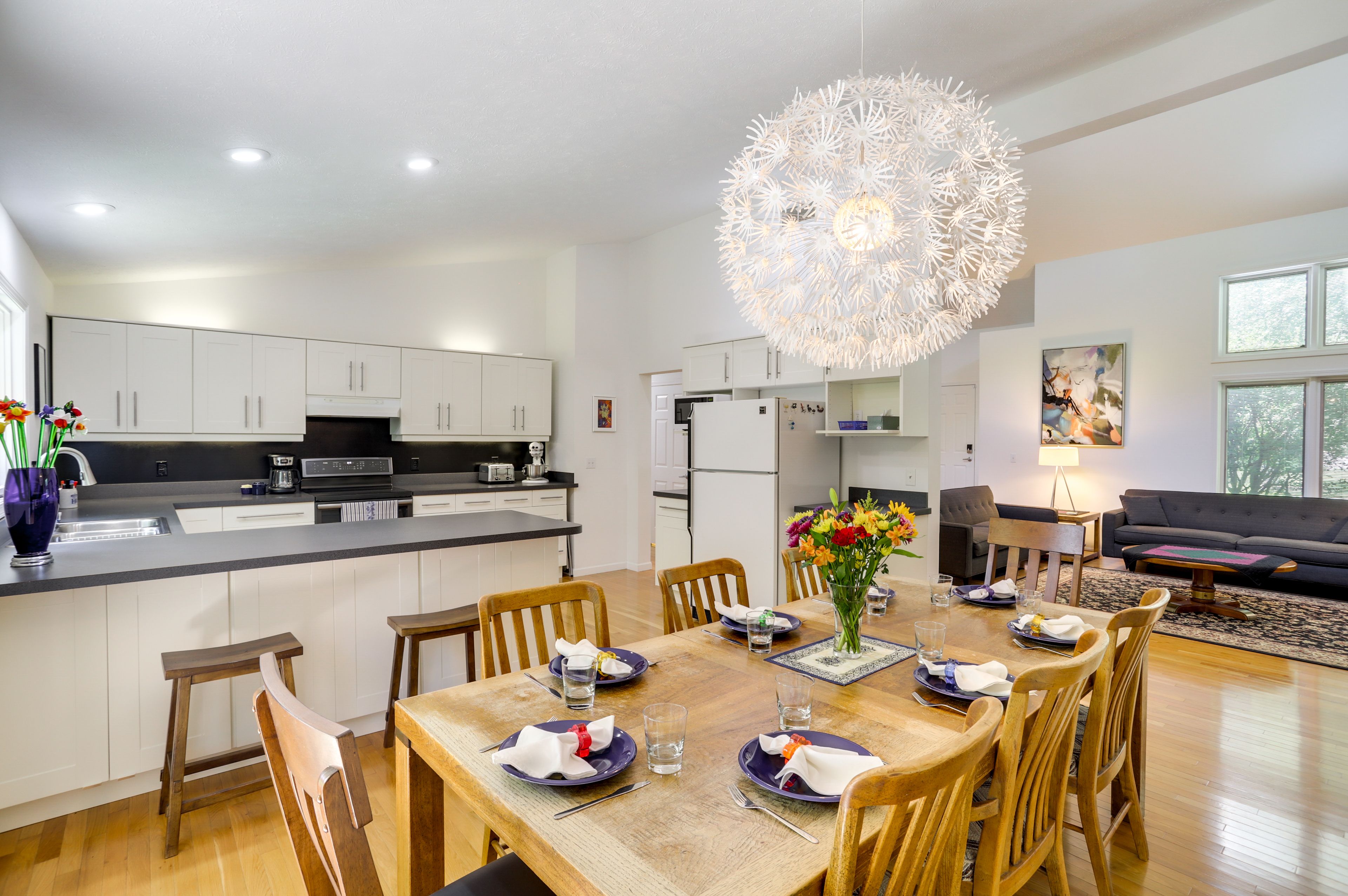 Dining Area | Dishware/Flatware Provided
