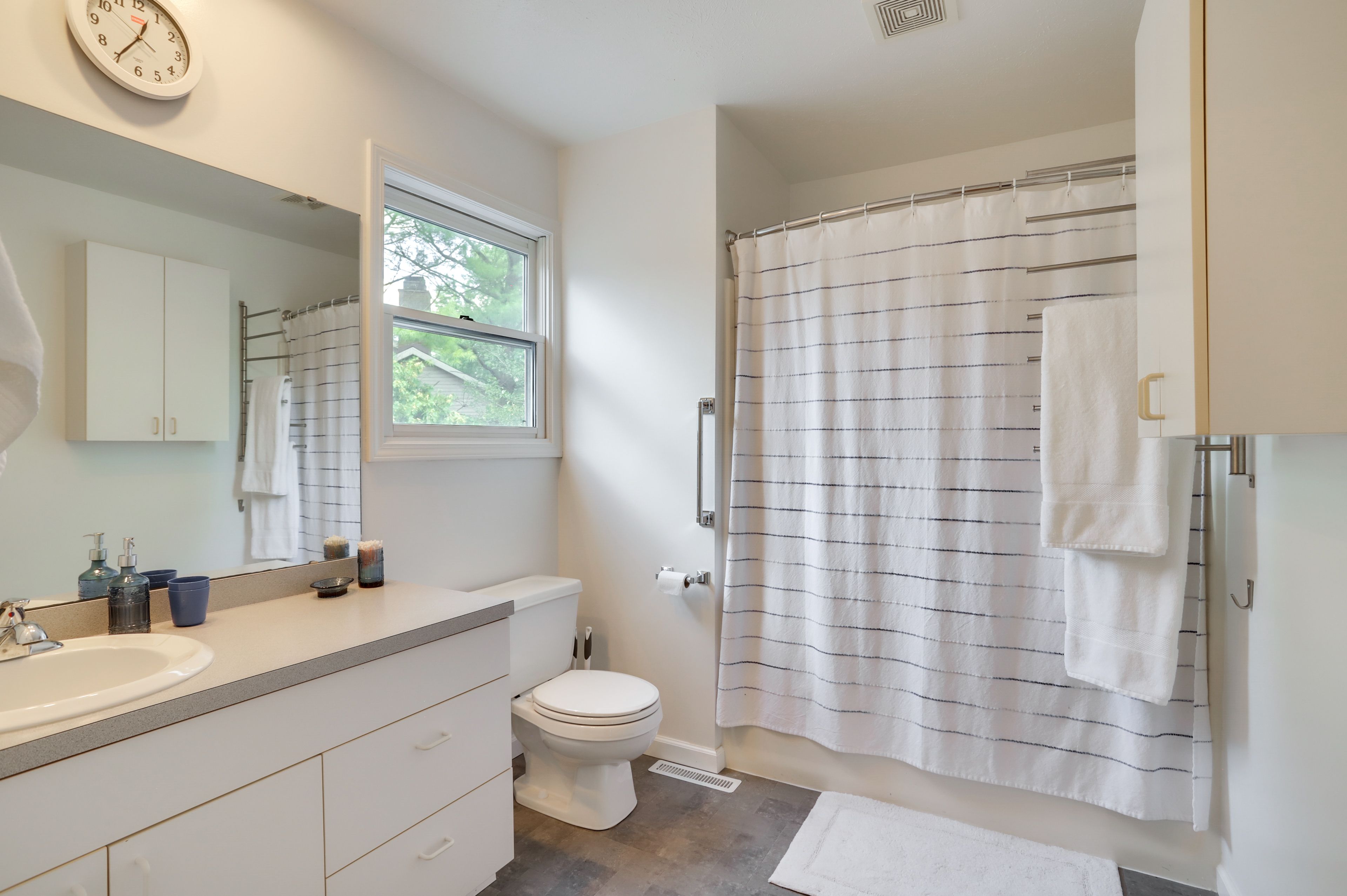 Full Bathroom | Towels Provided