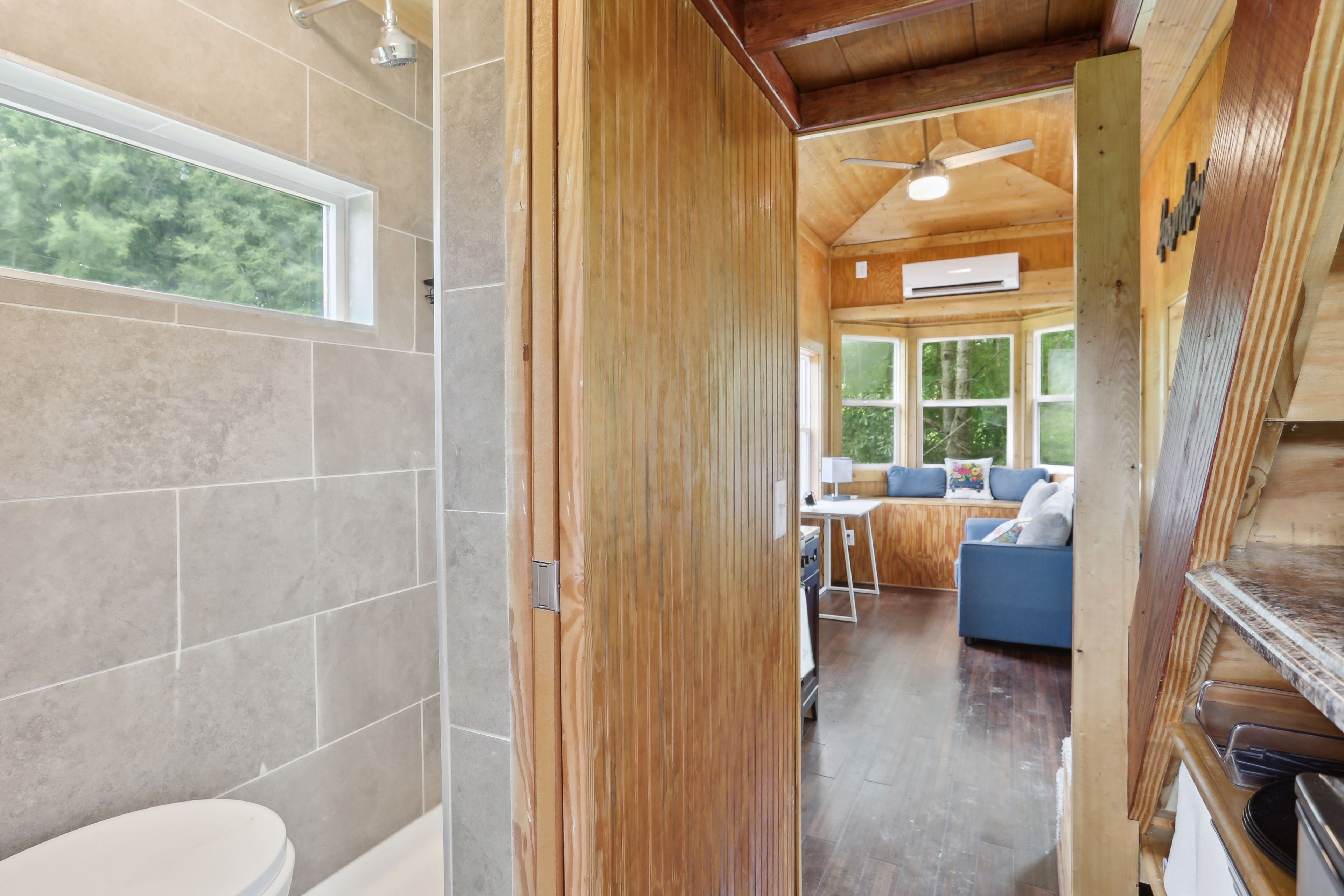 Full Bathroom | Towels Provided | Complimentary Toiletries