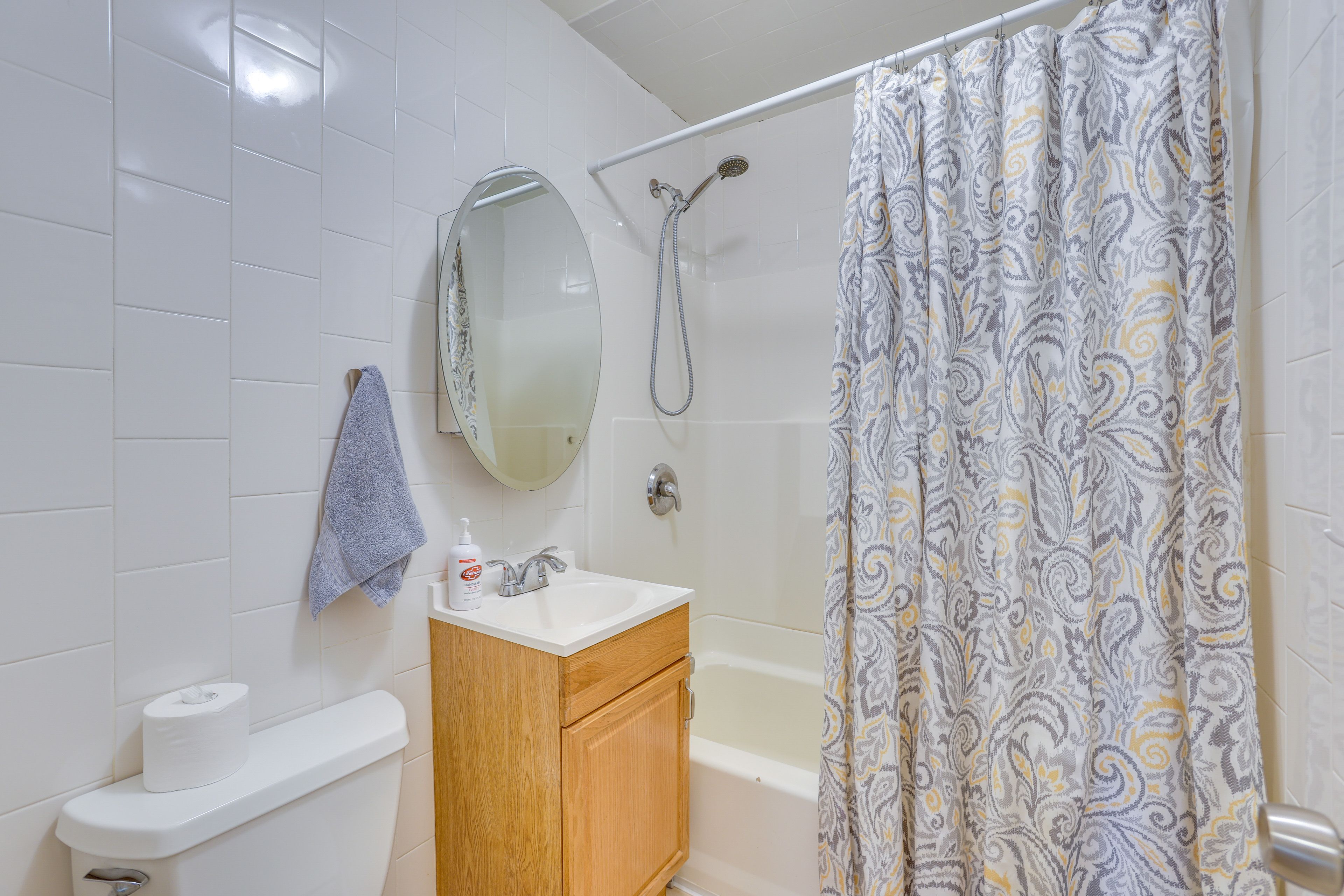 Full Bathroom | Towels Provided