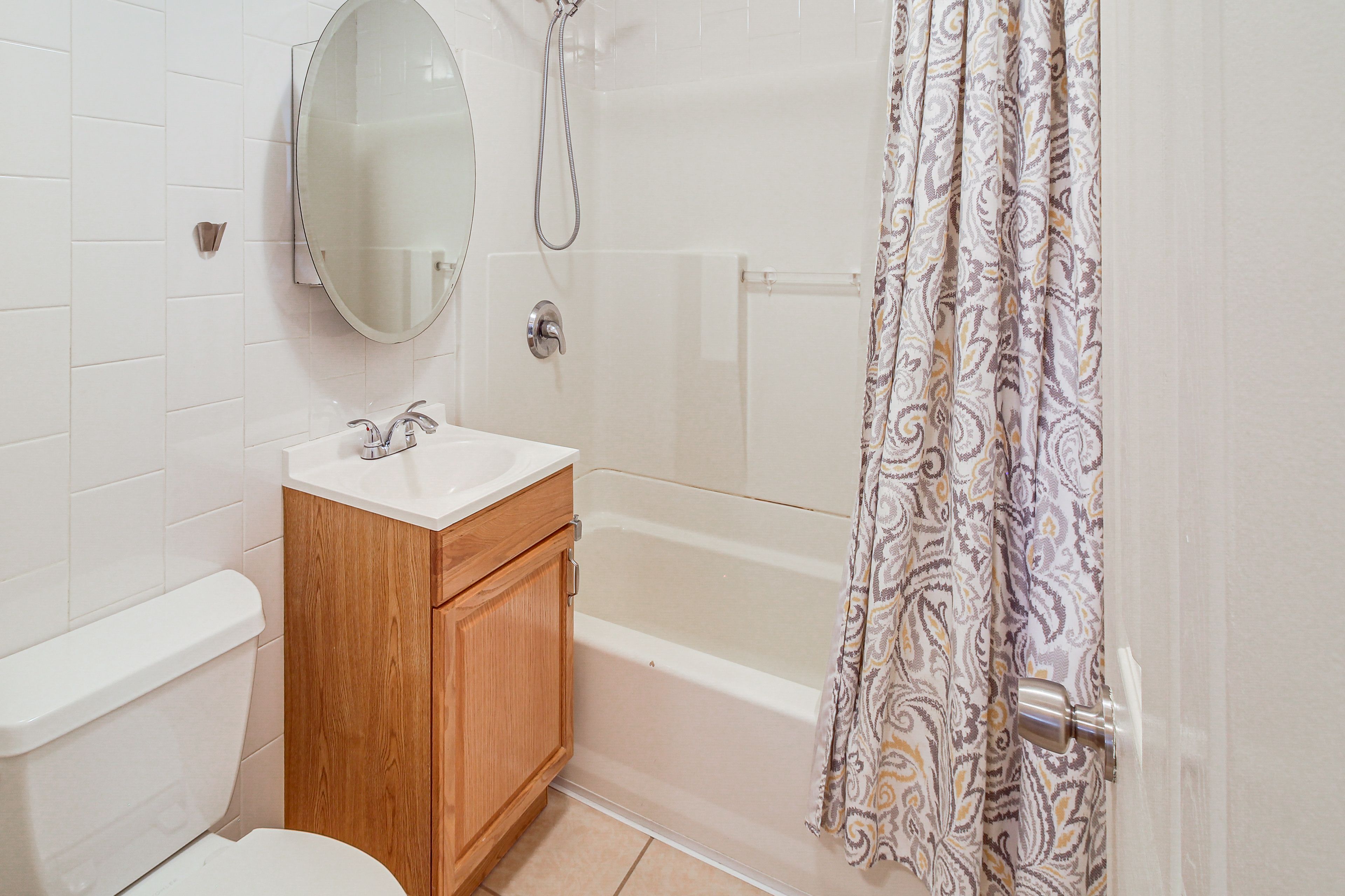 Full Bathroom | Towels Provided