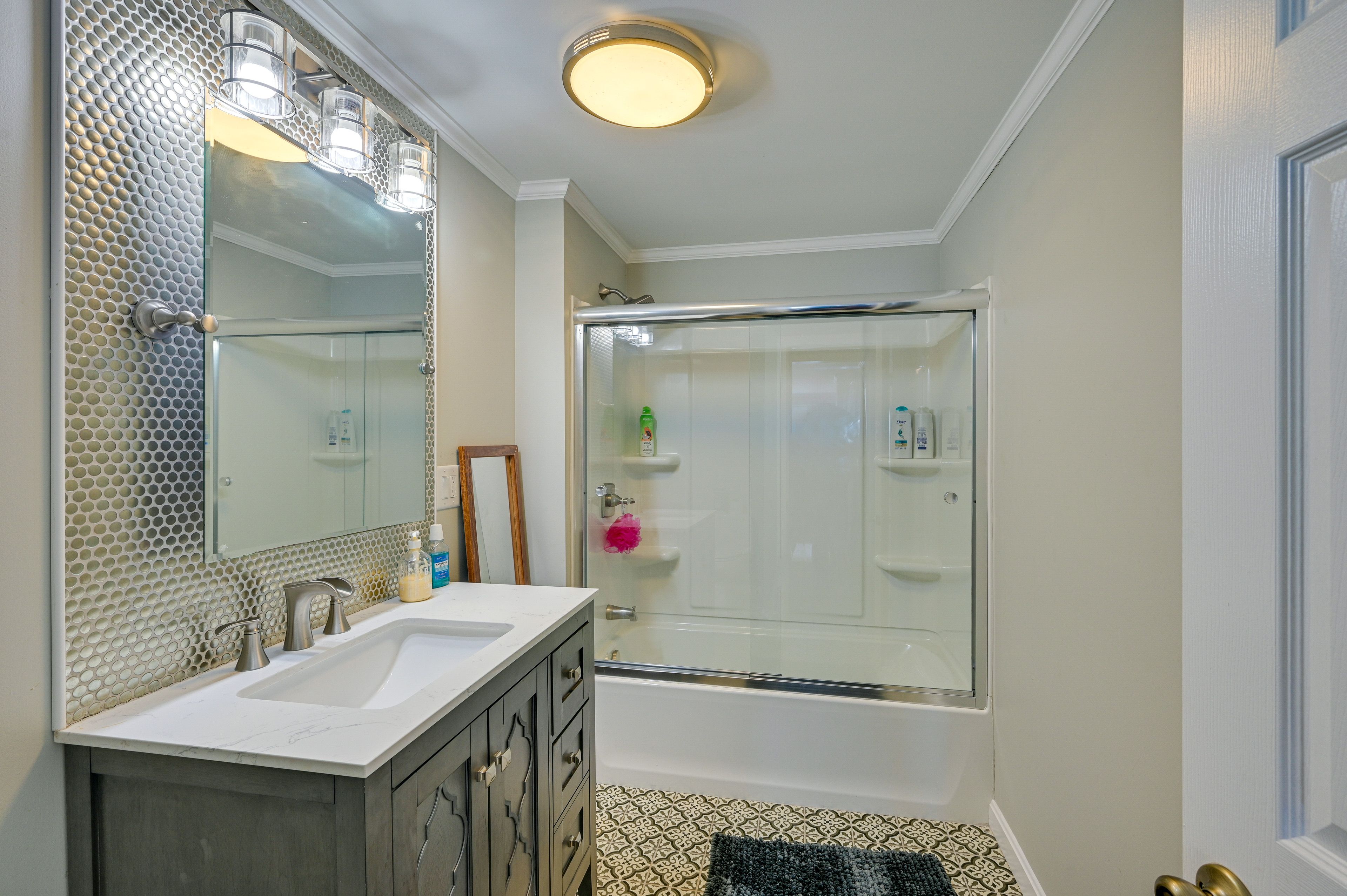 Full Bathroom | Towels Provided | Hair Dryer