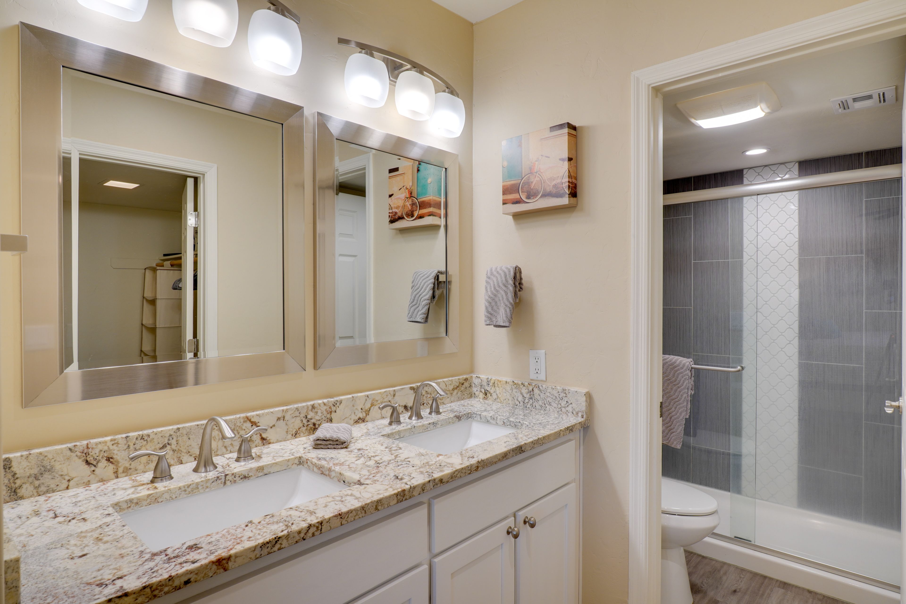 Full Bathroom | Towels Provided | Hair Dryer