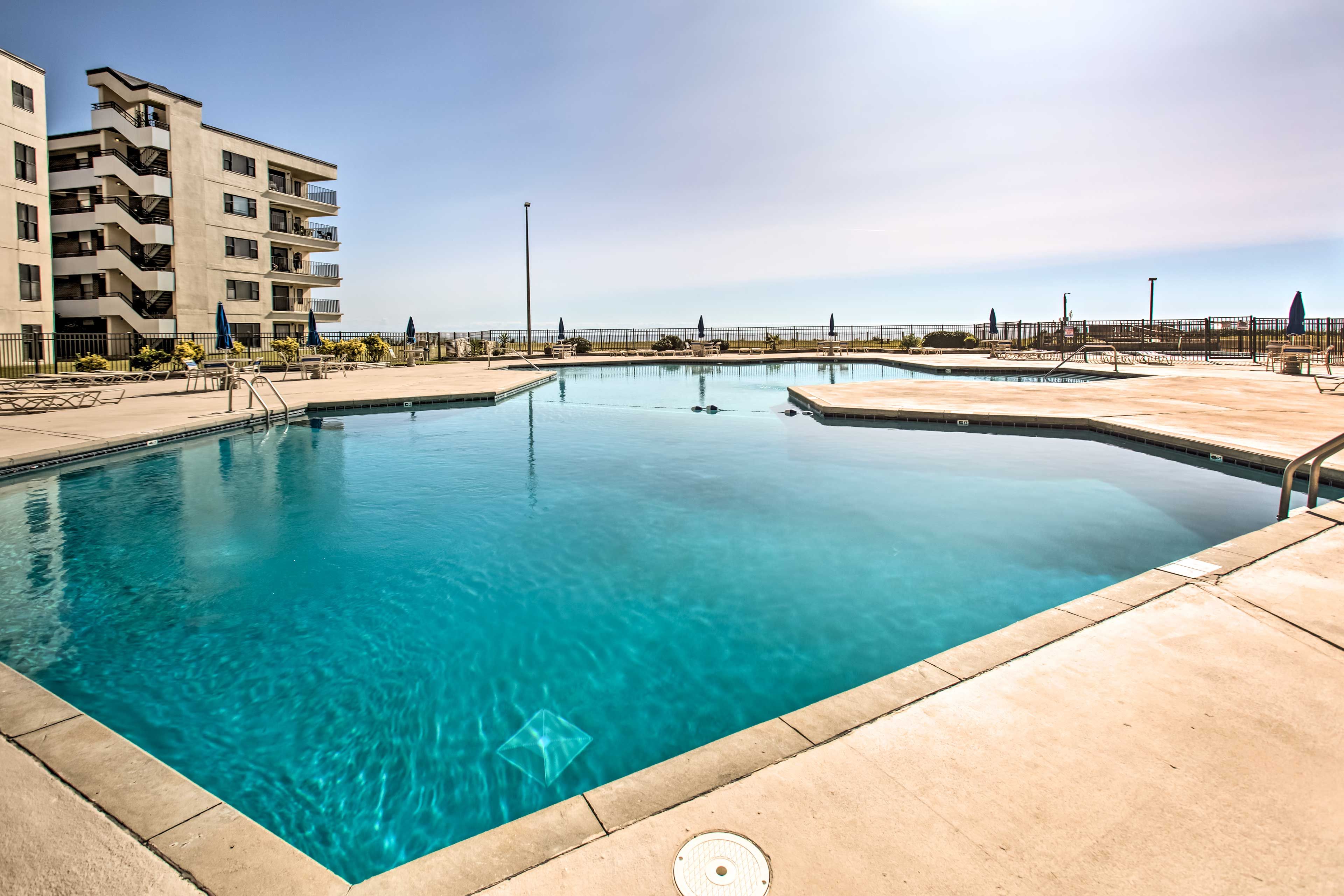 Community Amenities | Outdoor Pool & Hot Tub