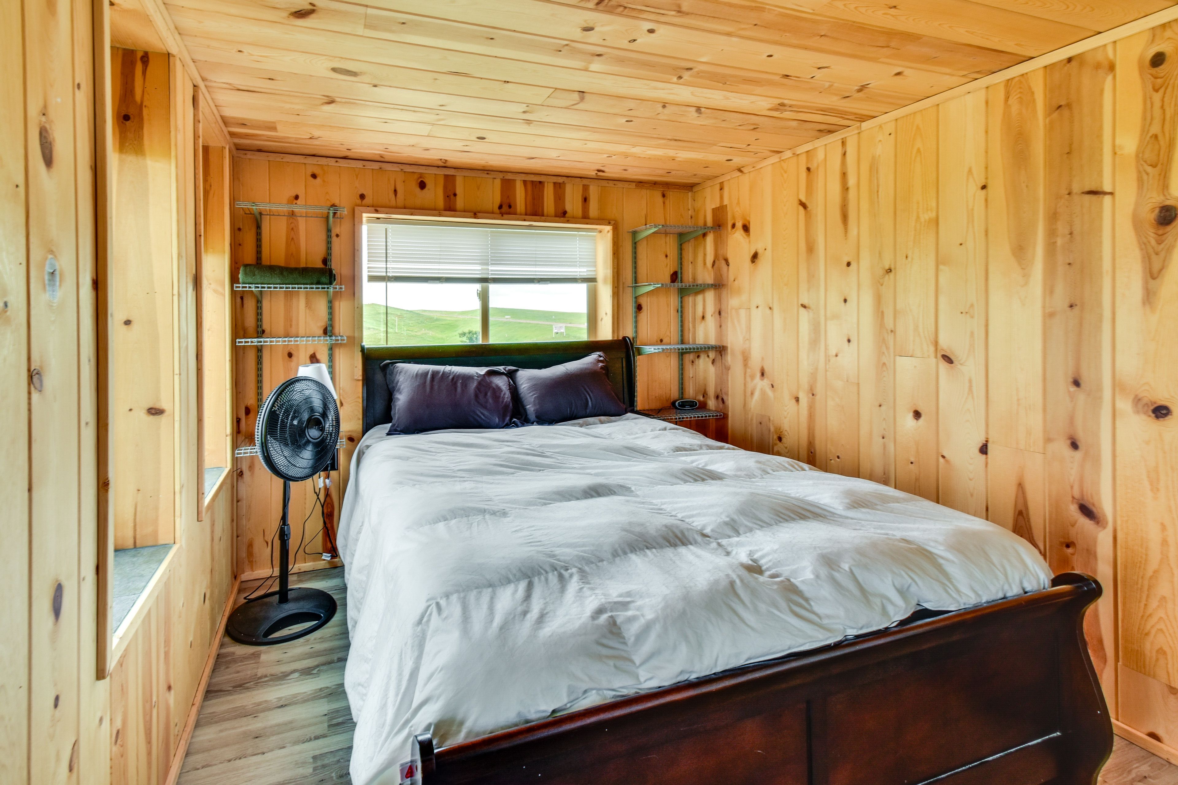 Bedroom 1 | Queen Bed