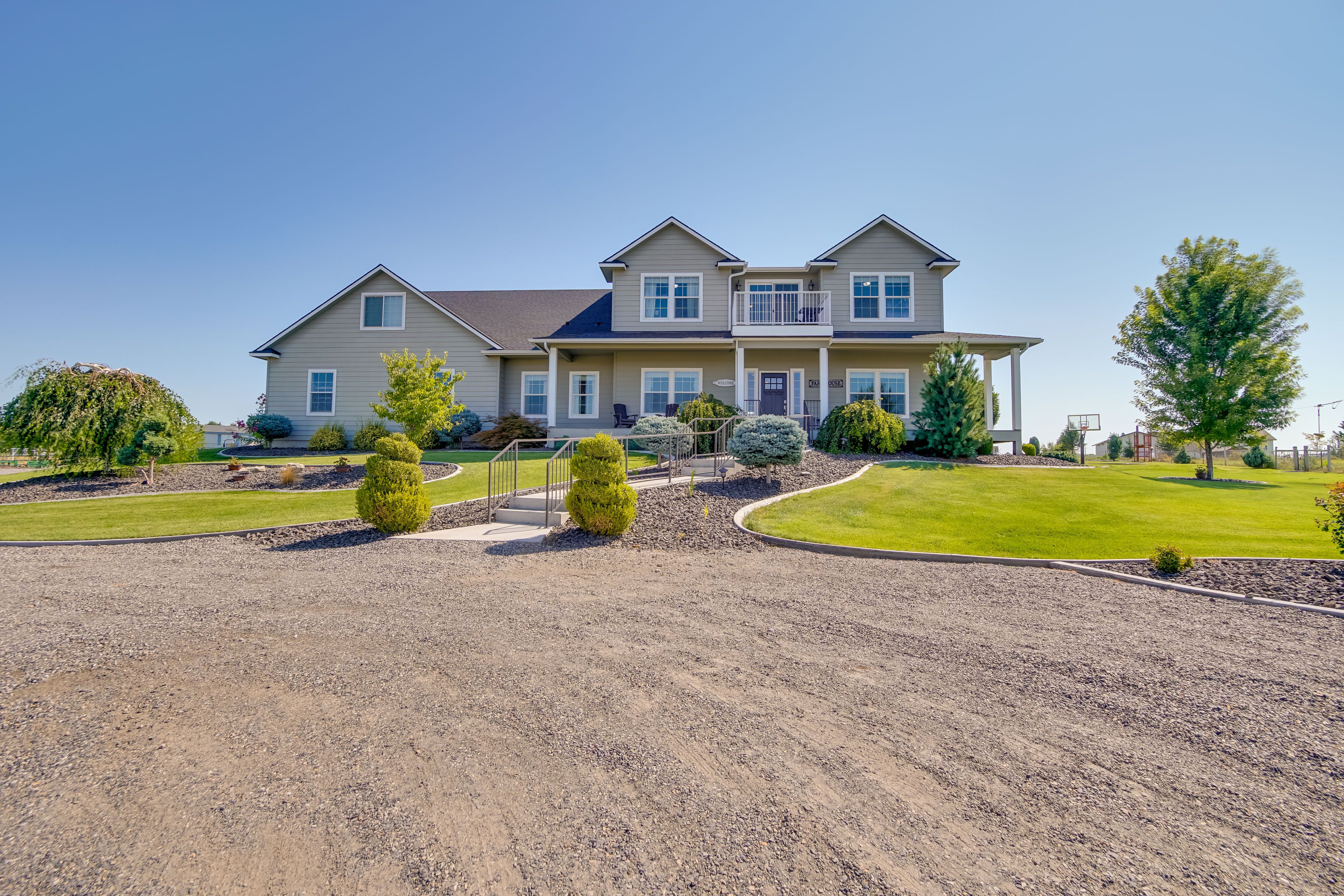 Parking | Driveway (10 Vehicles) | Free Street Parking | RV/Trailer Parking