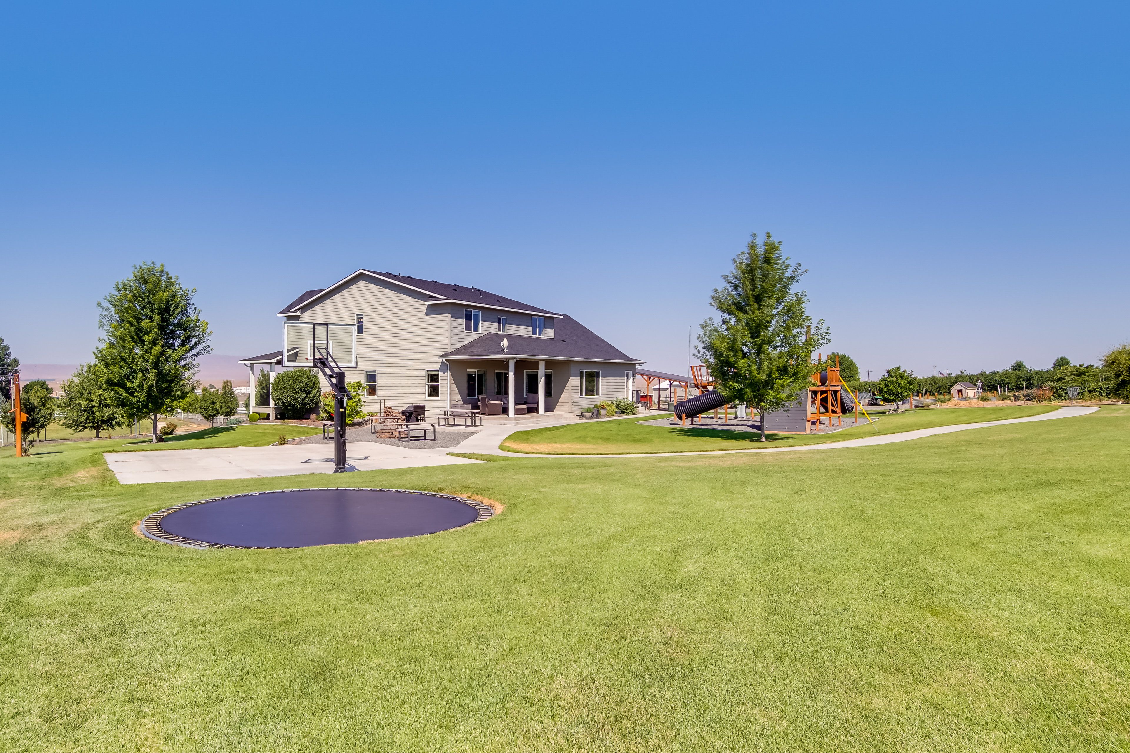 2-Story House | Trampoline | Basketball Court | 1 Mi to Columbia River