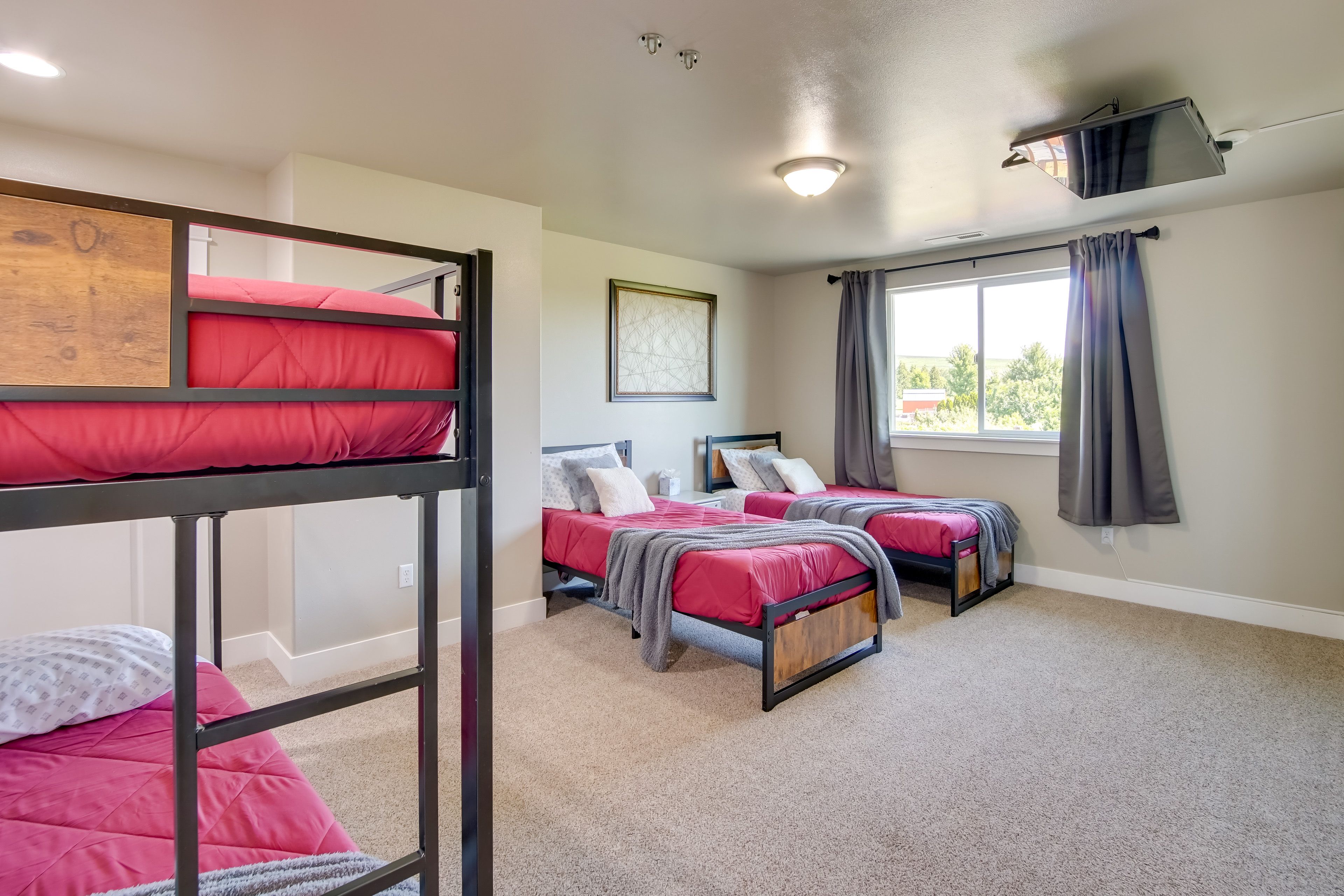Bedroom 2 | 2nd Floor | 2 Twin Beds | Twin Bunk Bed | Smart TV
