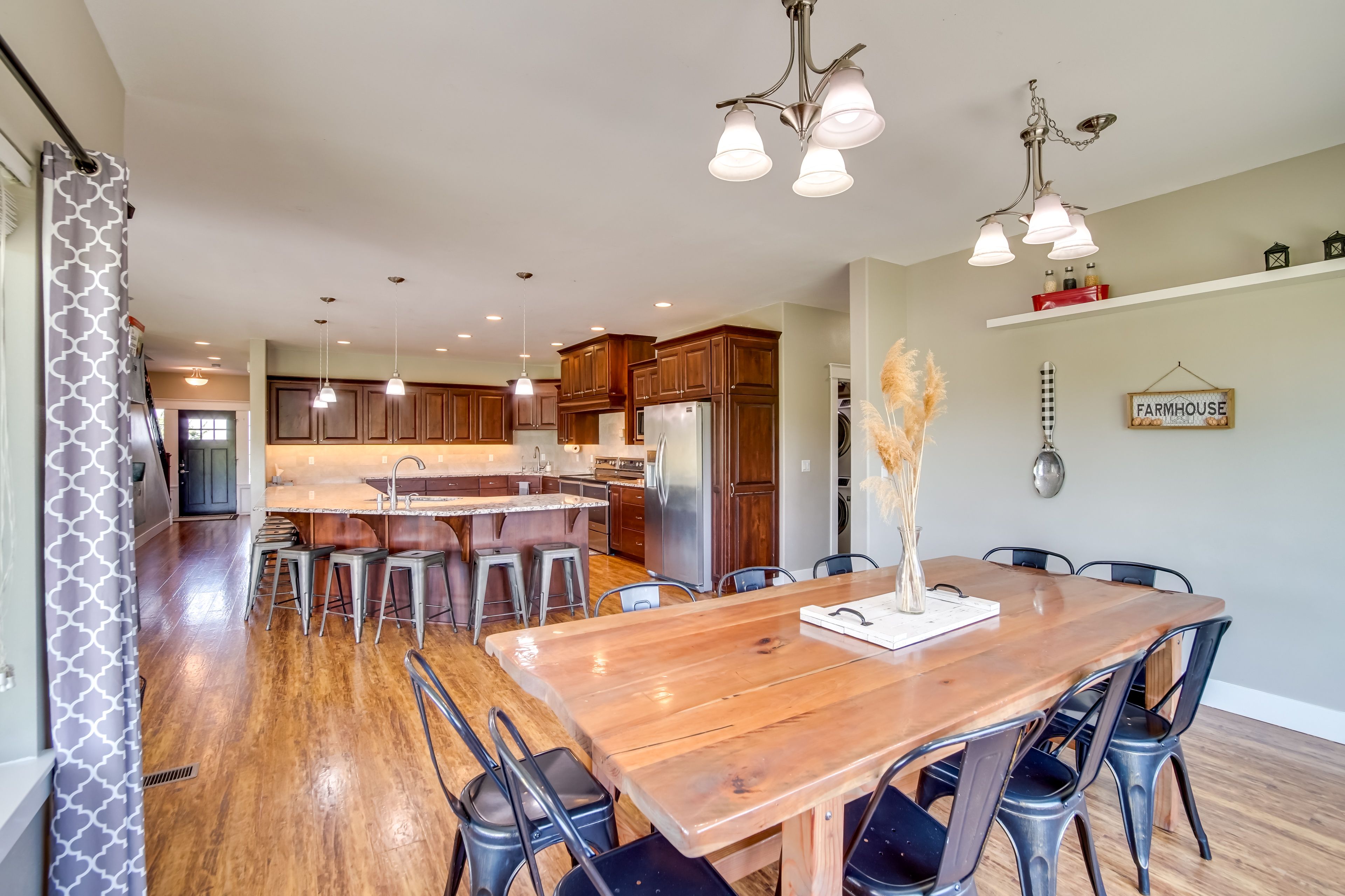 Dining Area | Dishware & Flatware Provided
