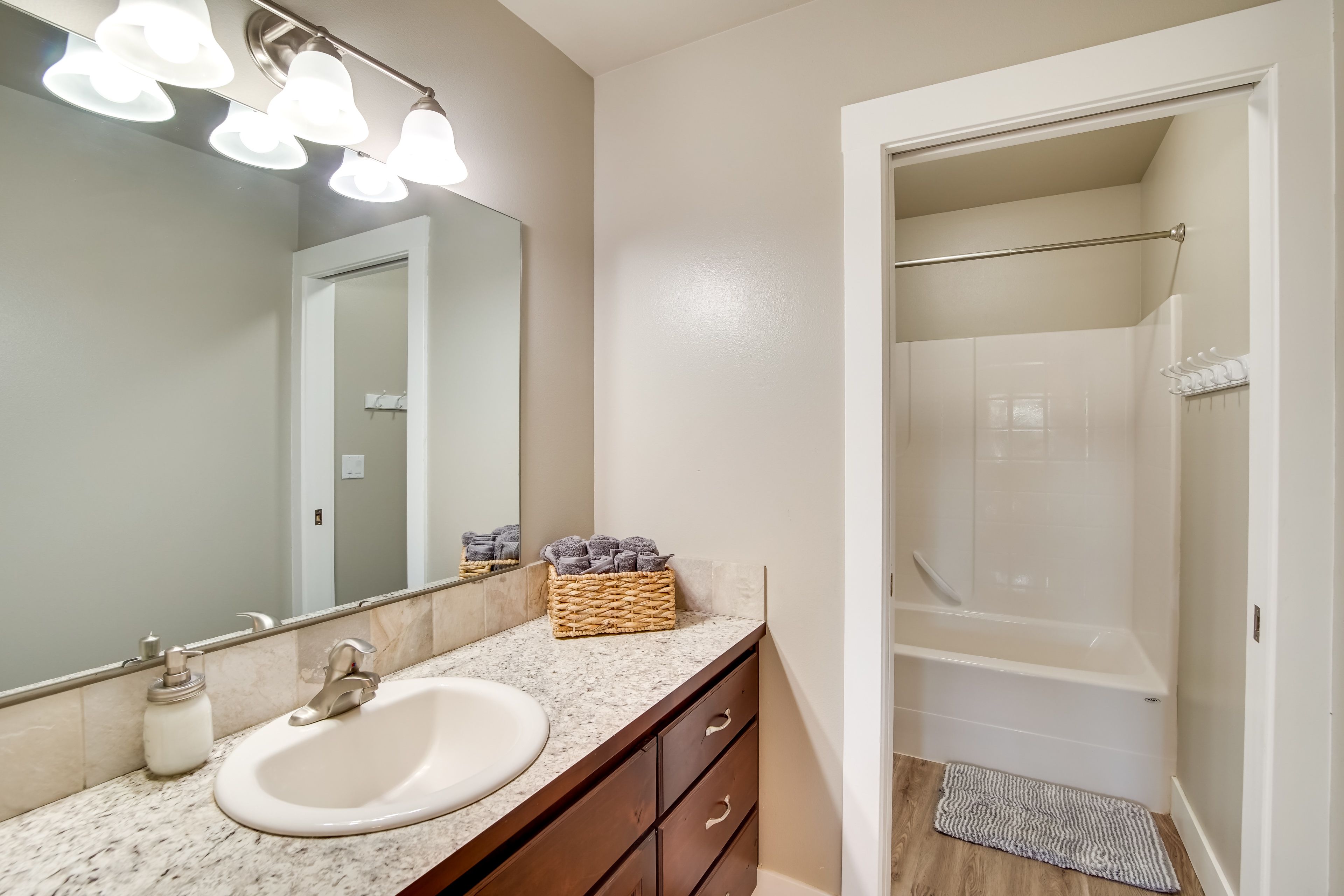 Full Bathroom | 2nd Floor