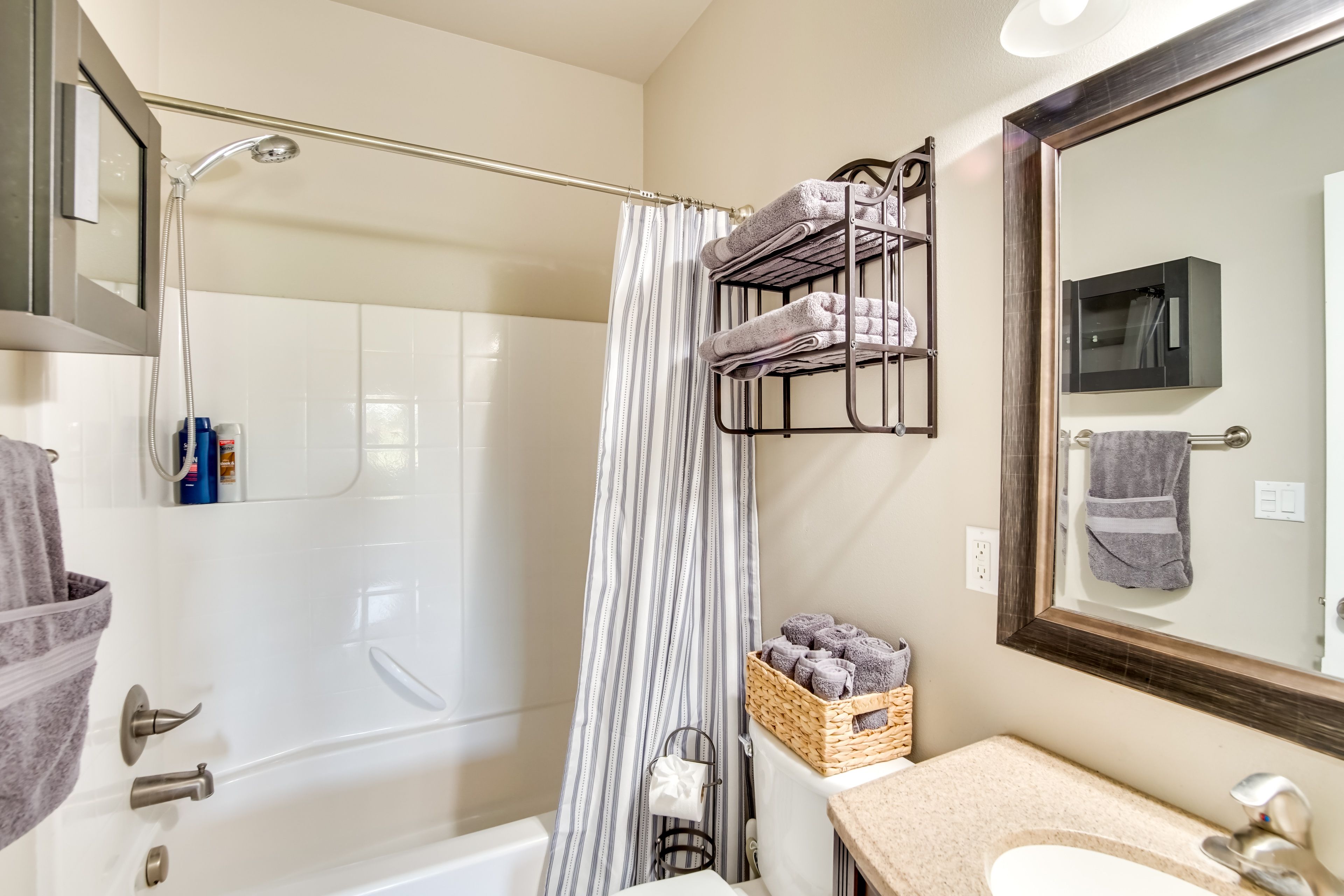 Full Bathroom | 1st Floor | Complimentary Toiletries