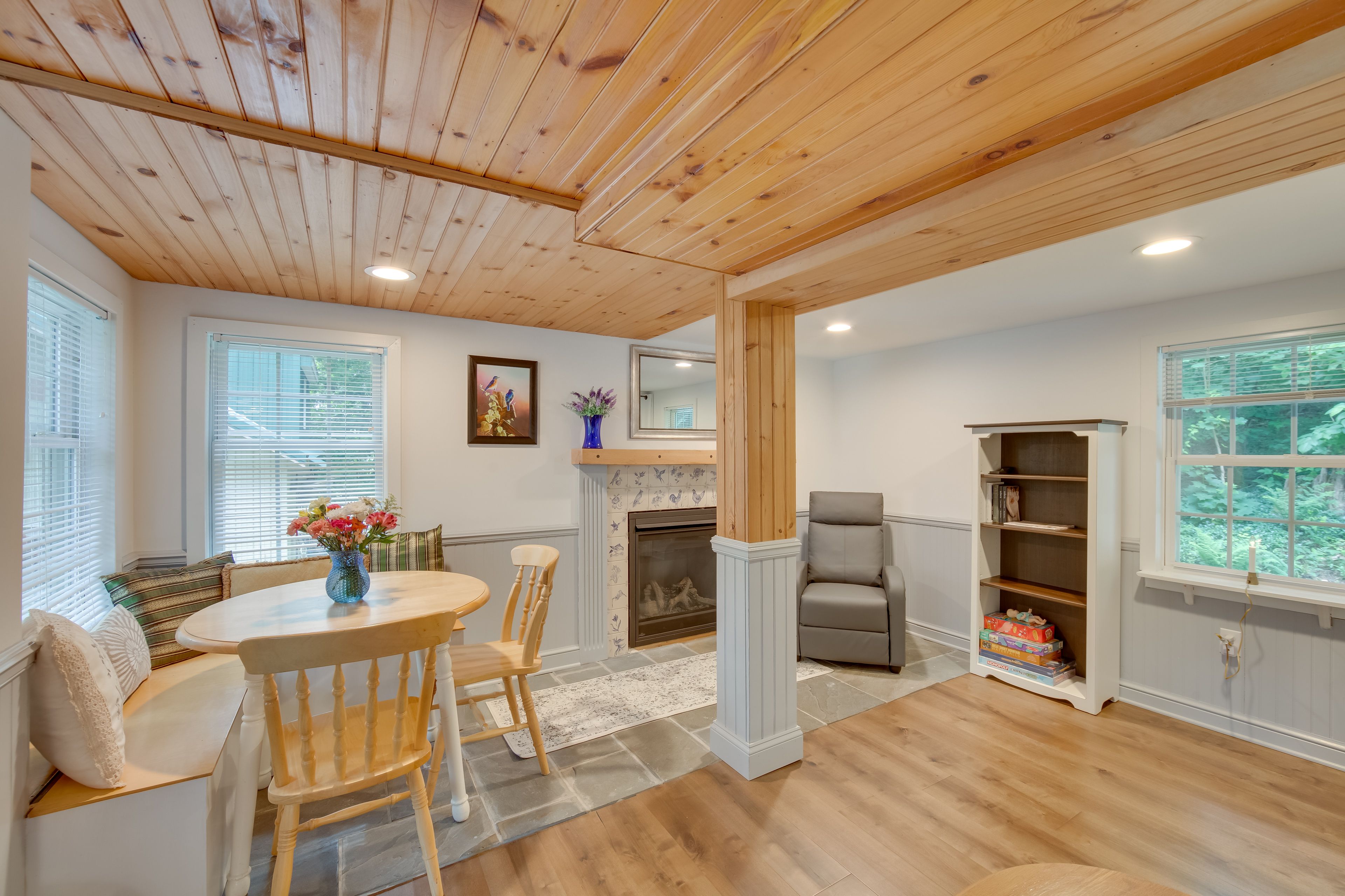 Living Room | Free WiFi | A/C Units | Smart TV | Gas Fireplace