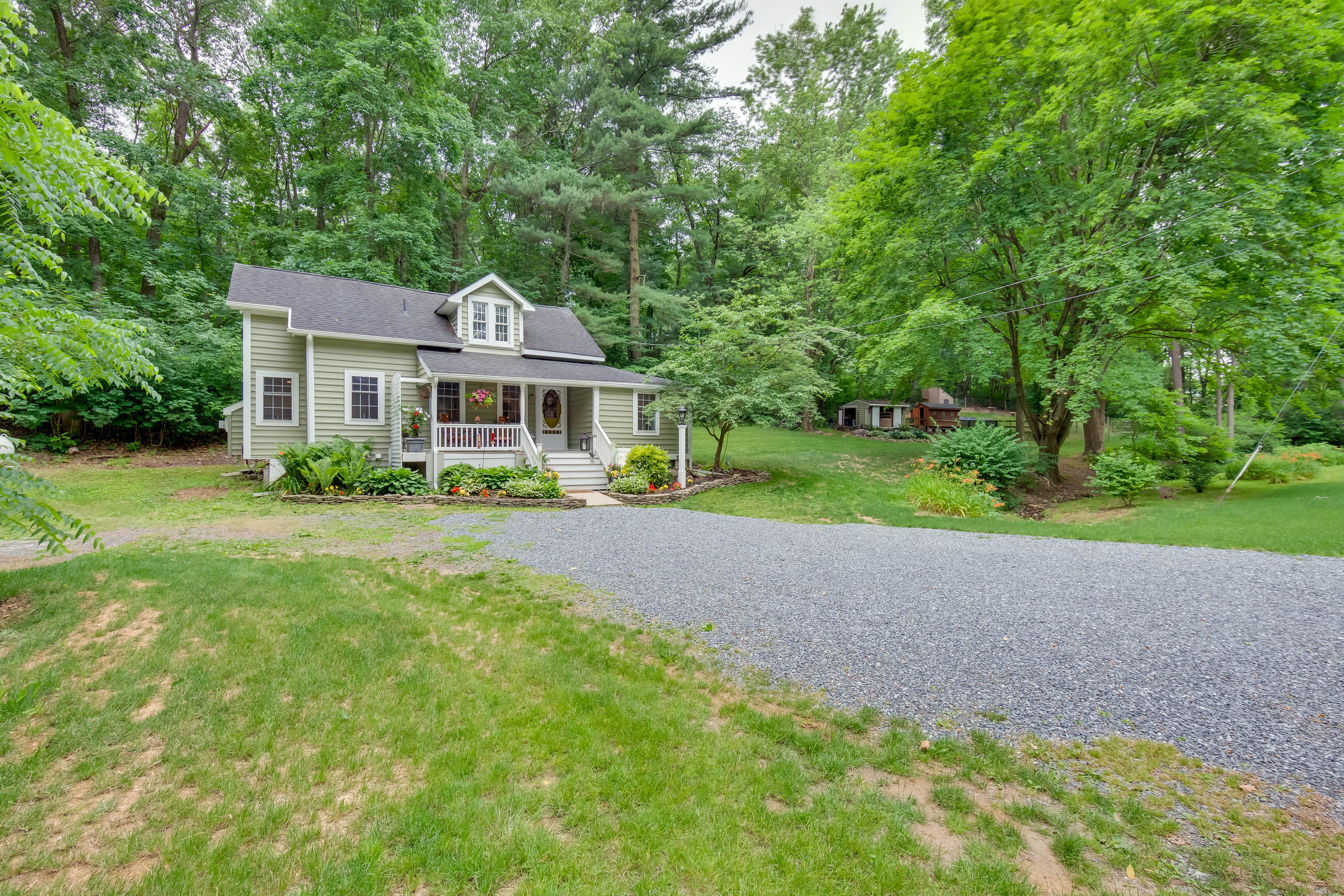 Exterior | Driveway (2 Vehicles)