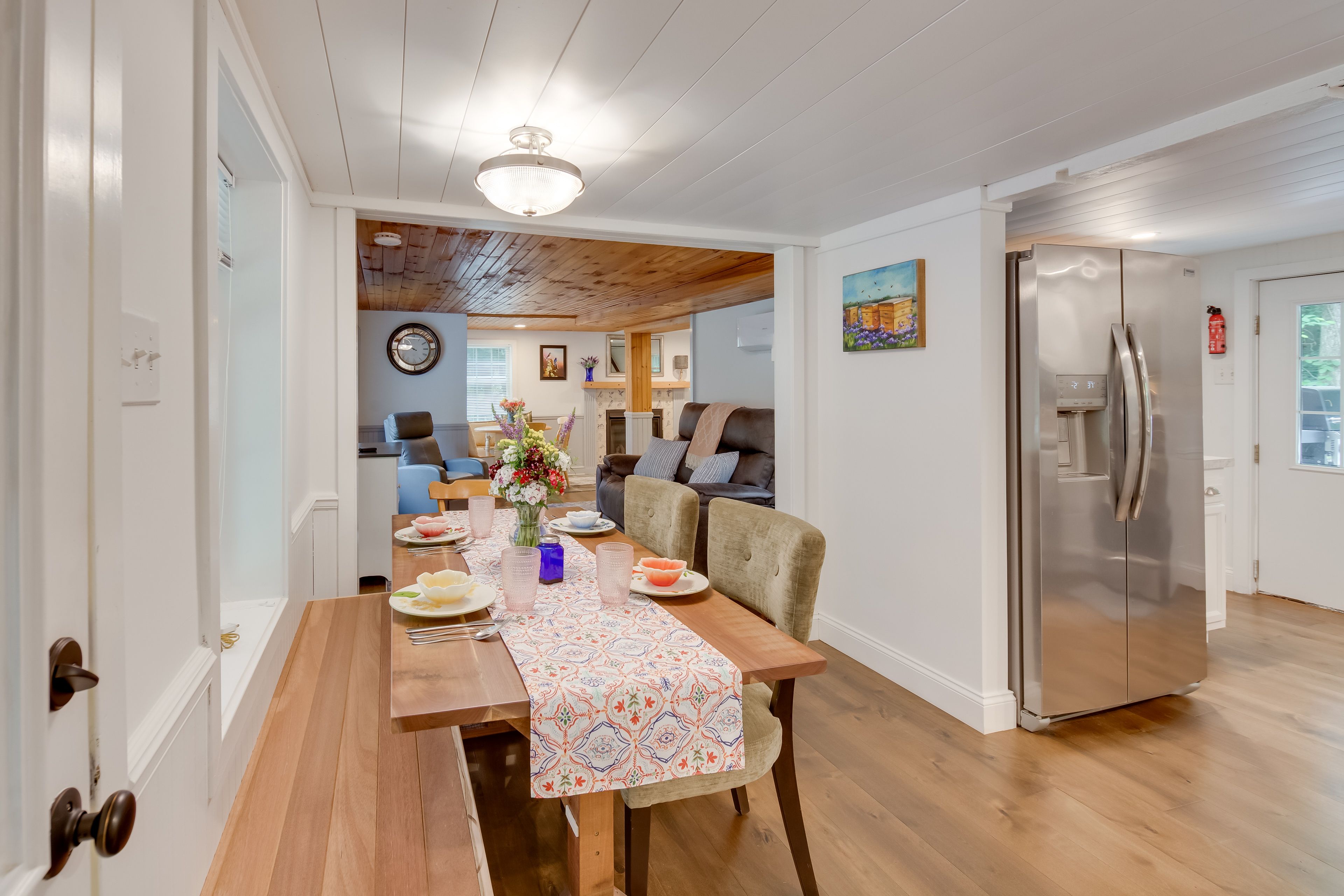 Dining Area | Dishware/Flatware Provided
