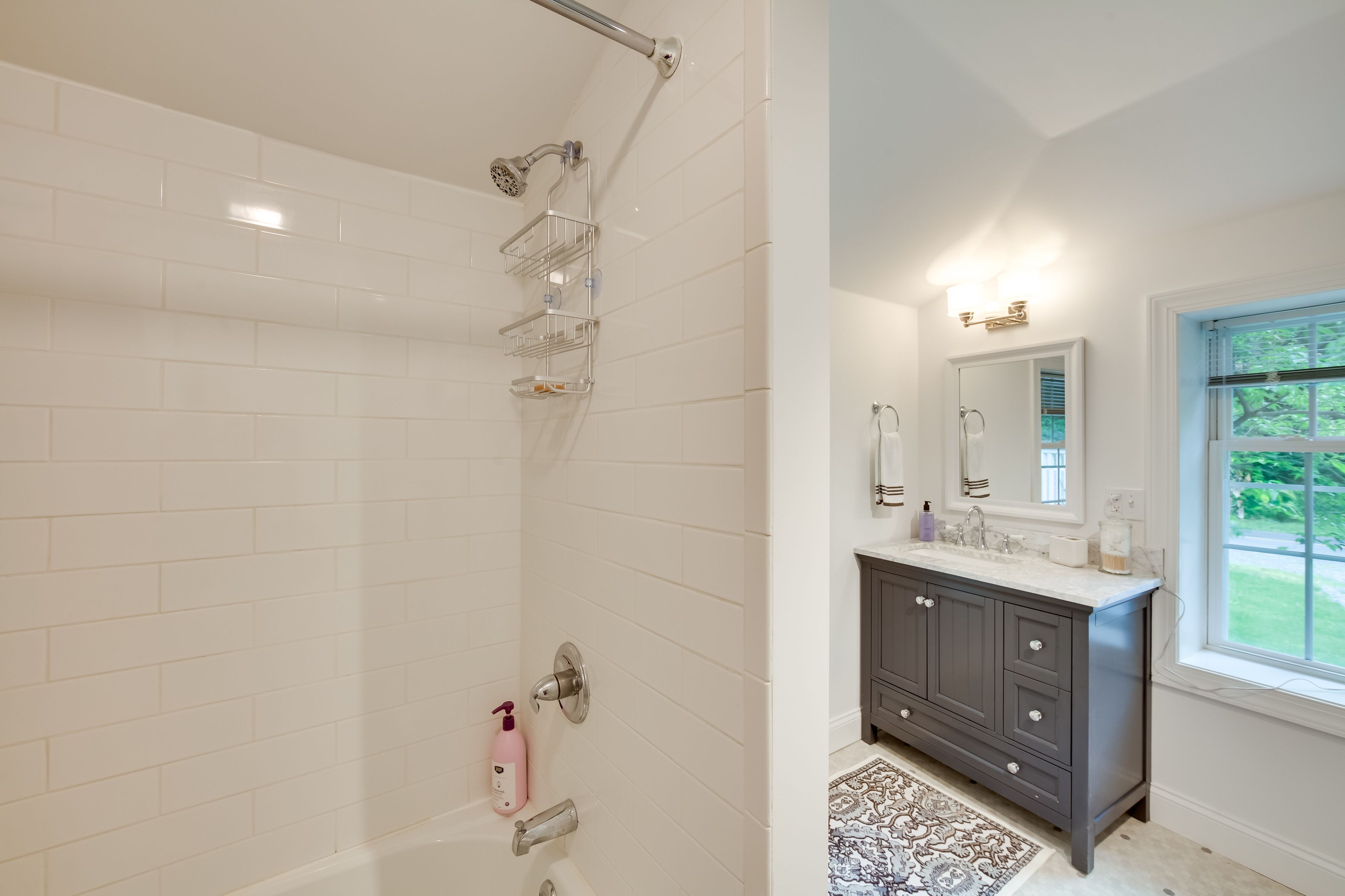 Full Bathroom | Complimentary Toiletries | Towels Provided