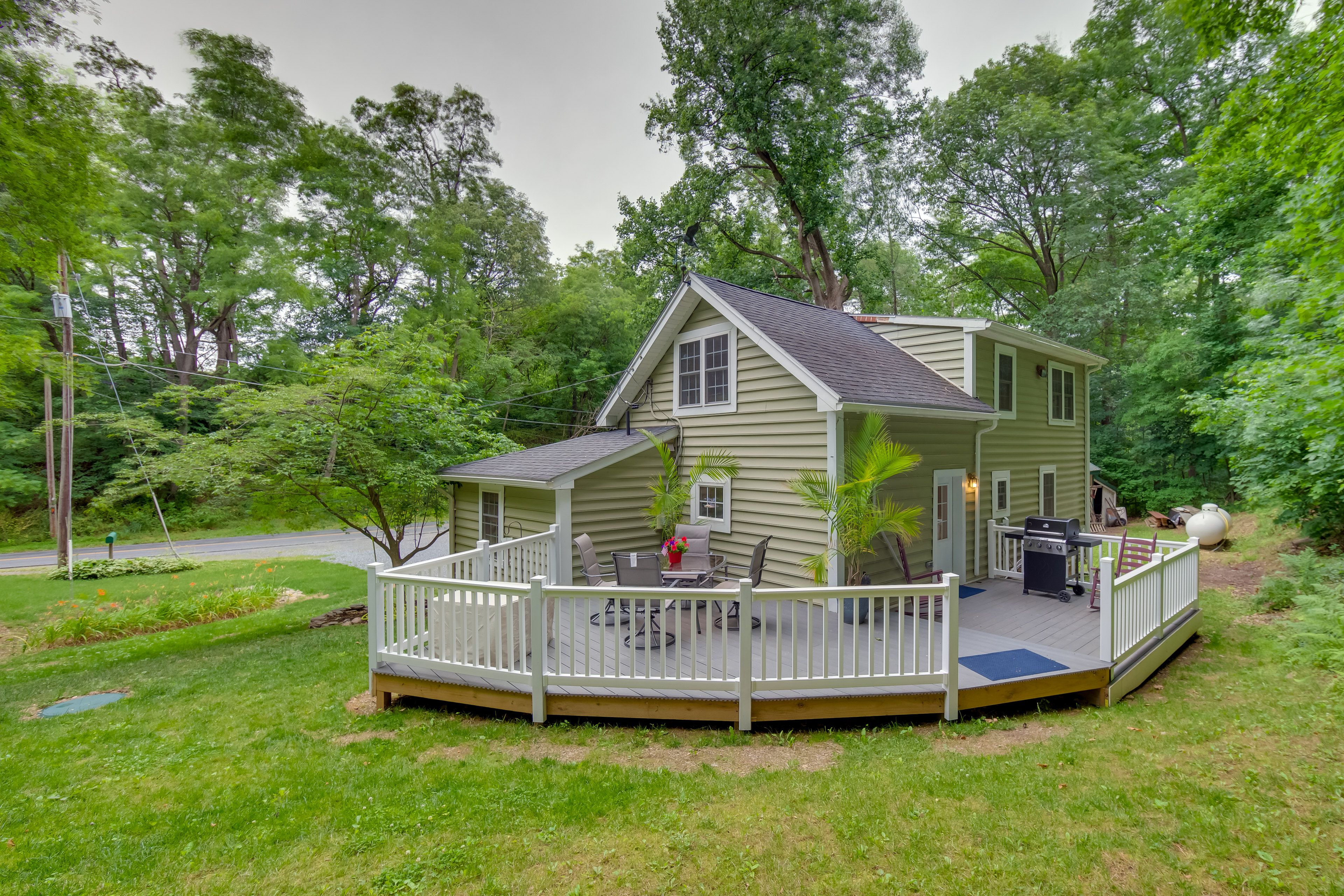 Manheim Vacation Rental | 2BR | 1.5BA | 1,100 Sq Ft | Stairs Required