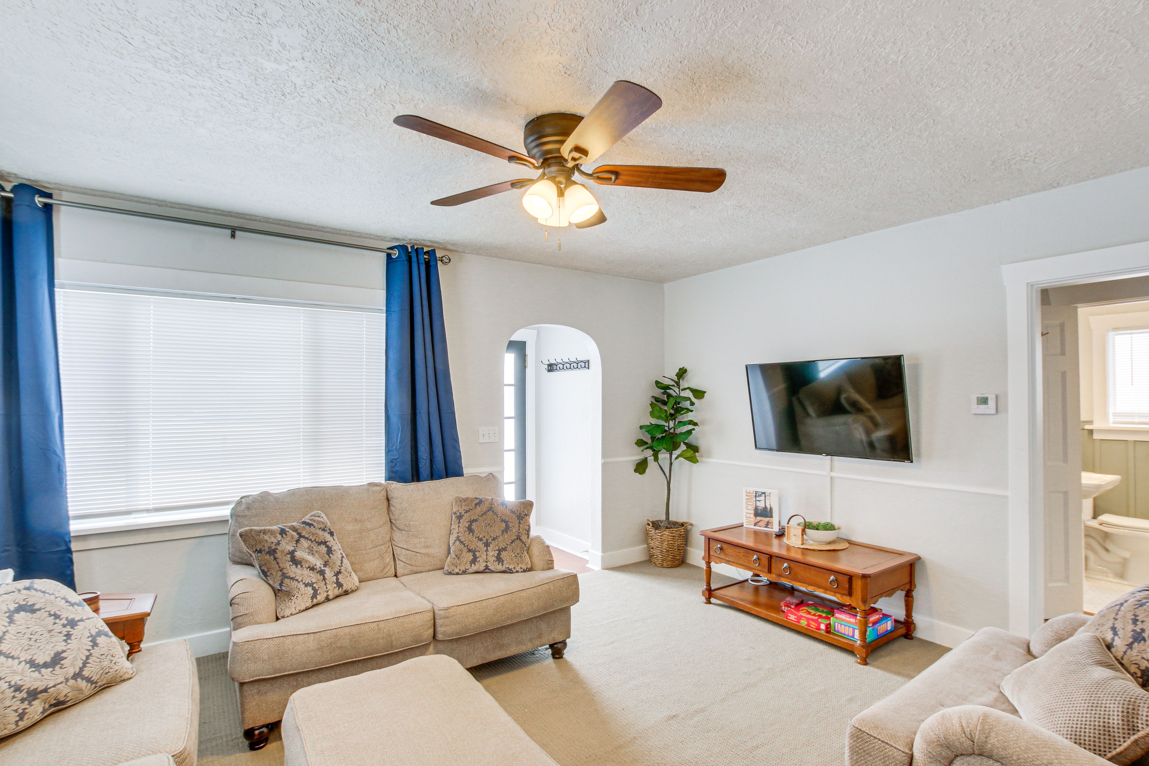 Living Room | Smart TV | Free WiFi