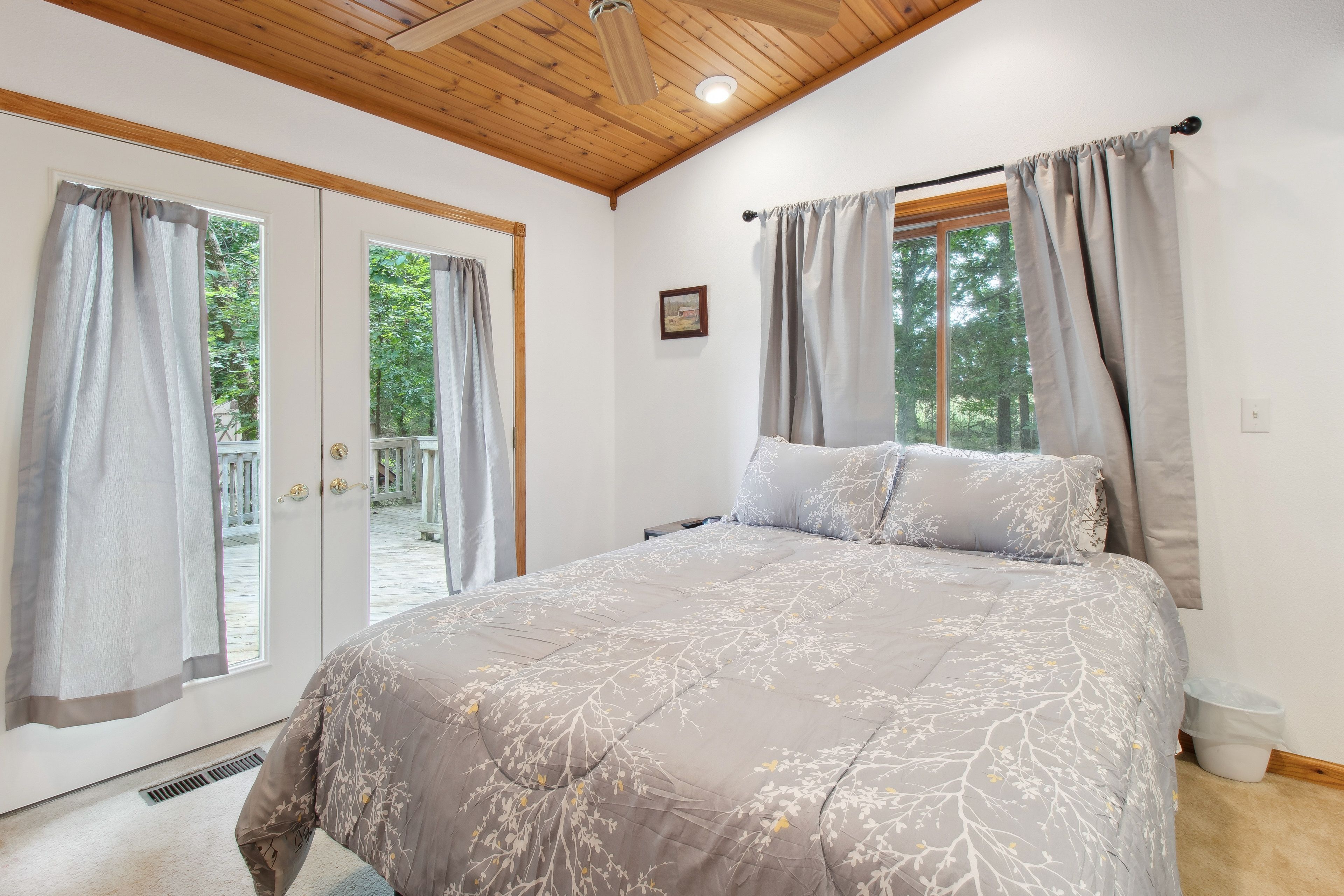 Bedroom 1 | Queen Bed