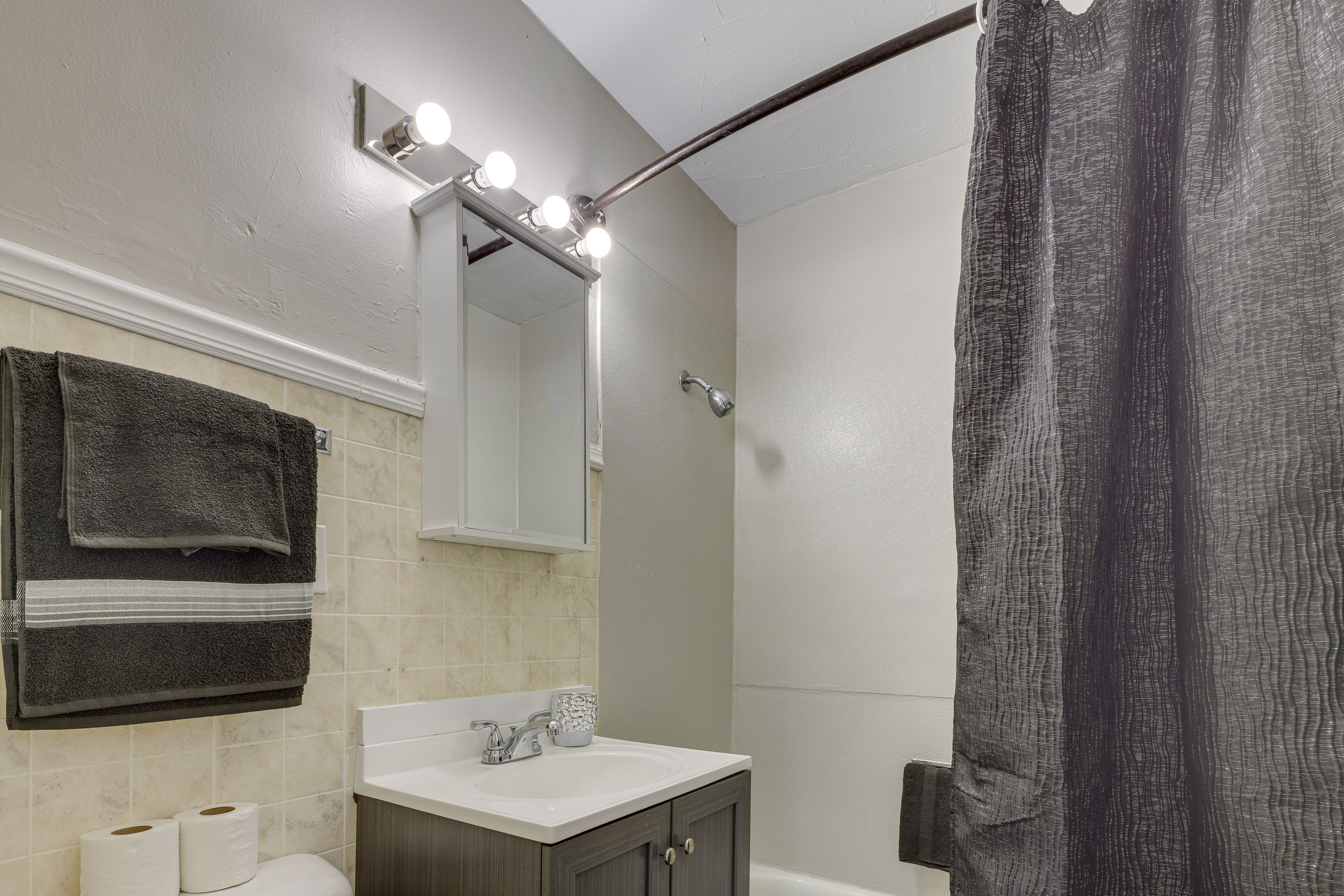 Full Bathroom | Towels Provided | Complimentary Toiletries