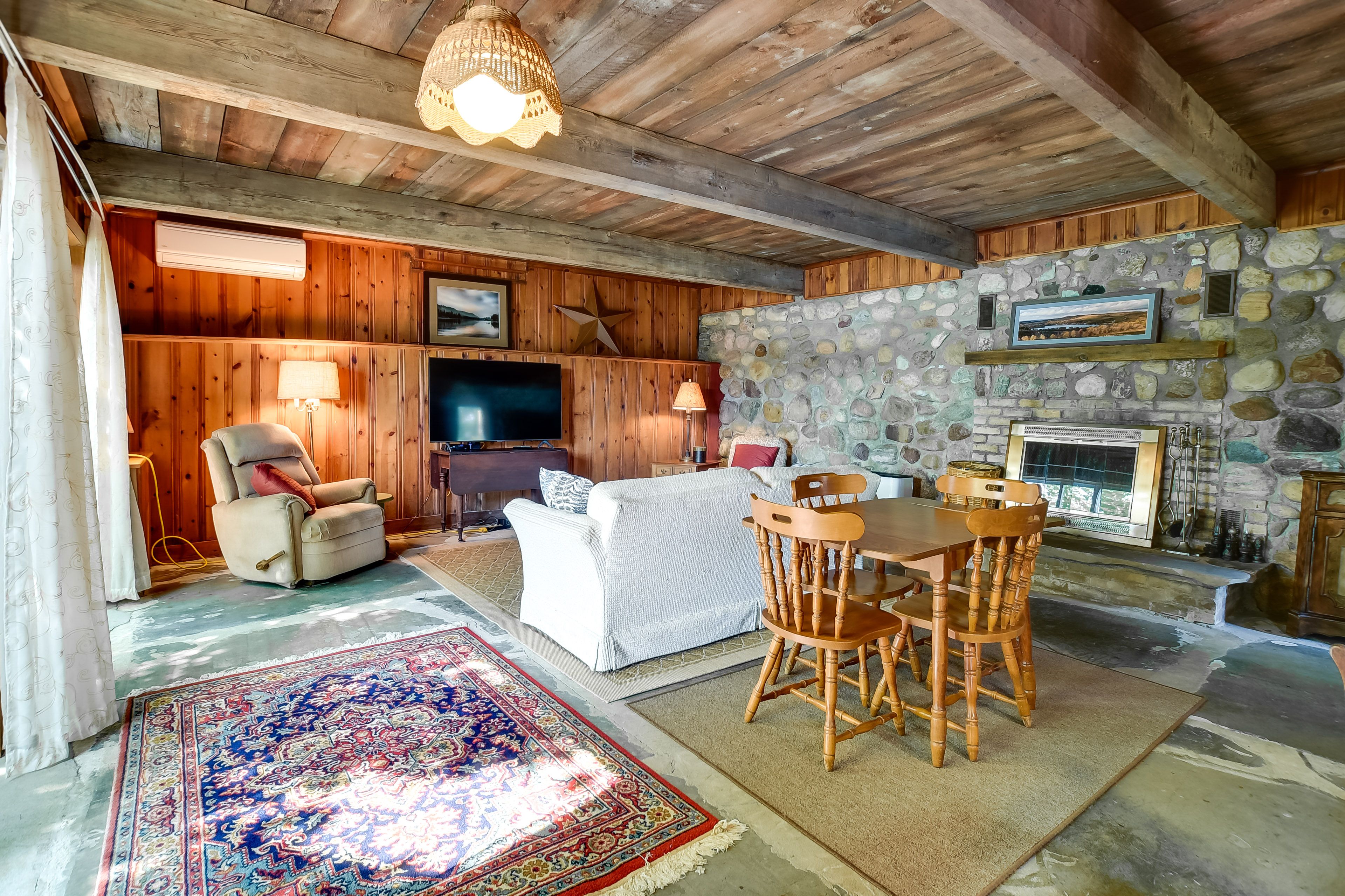 Living Room | Free WiFi | Smart TV | Laptop-Friendly Workspace