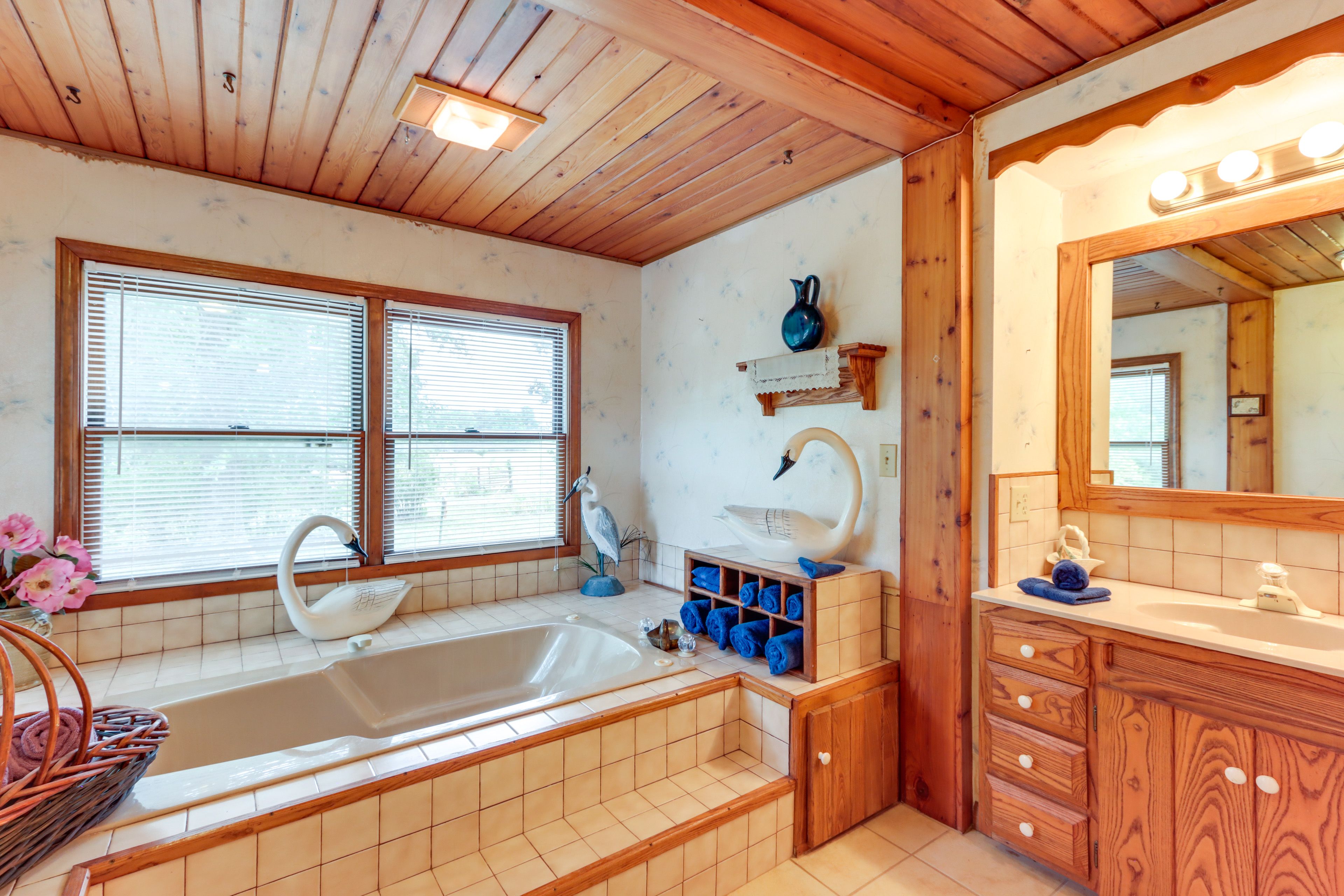 Bathroom | Complimentary Toiletries | Towels Provided | Tub & Shower