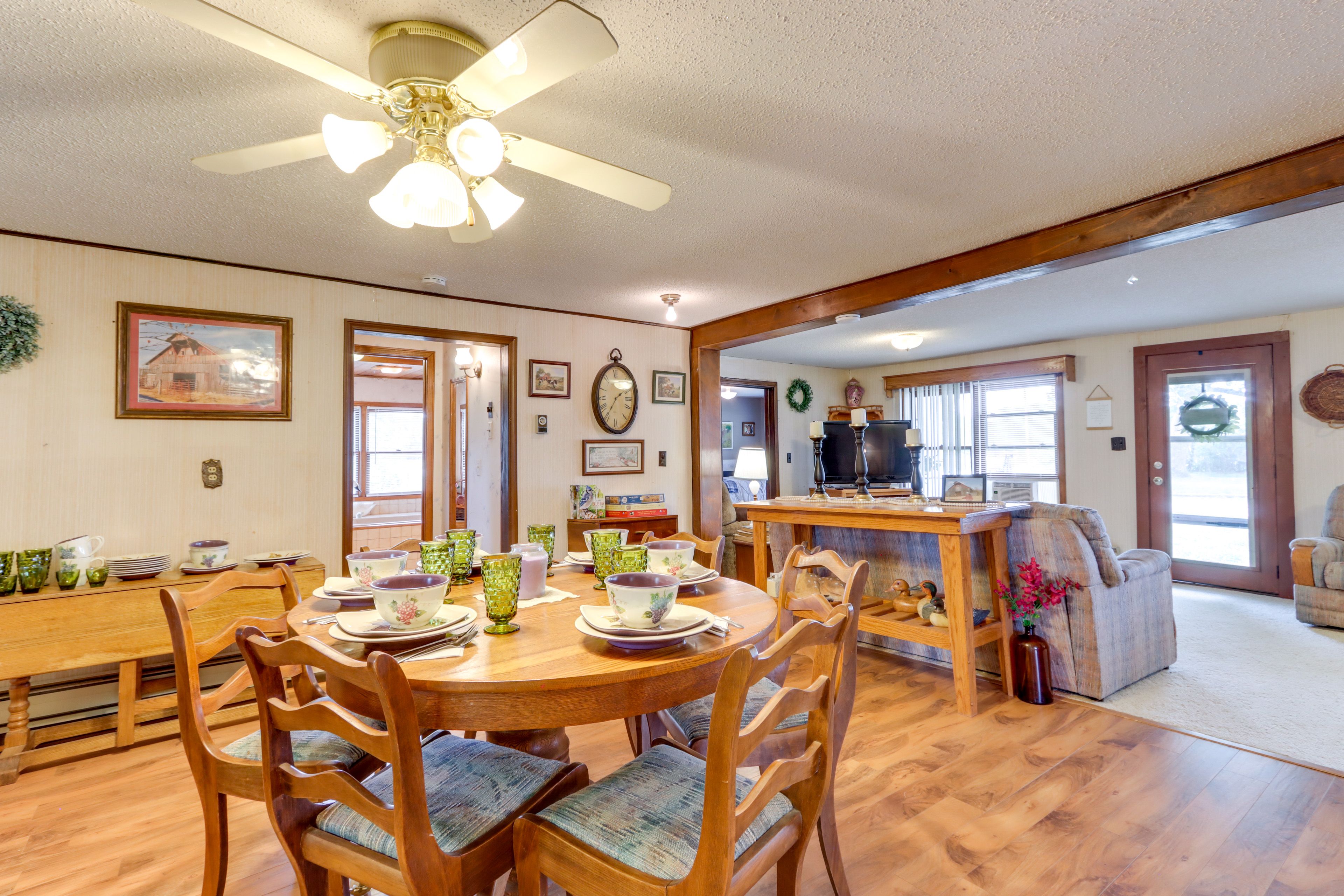 Dining Area | Dishware & Flatware Provided