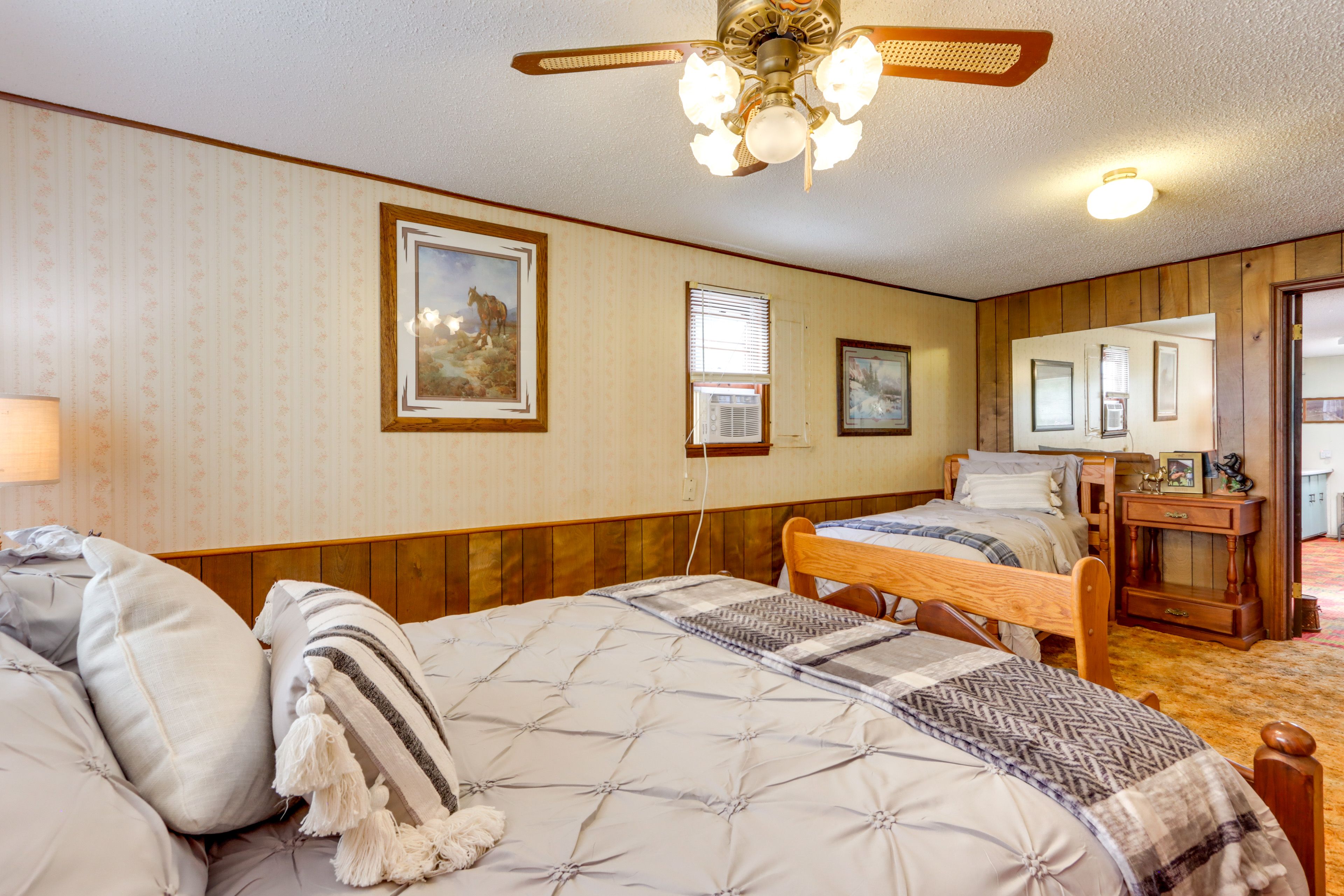 Bedroom 1 | Queen Bed | Twin Bed