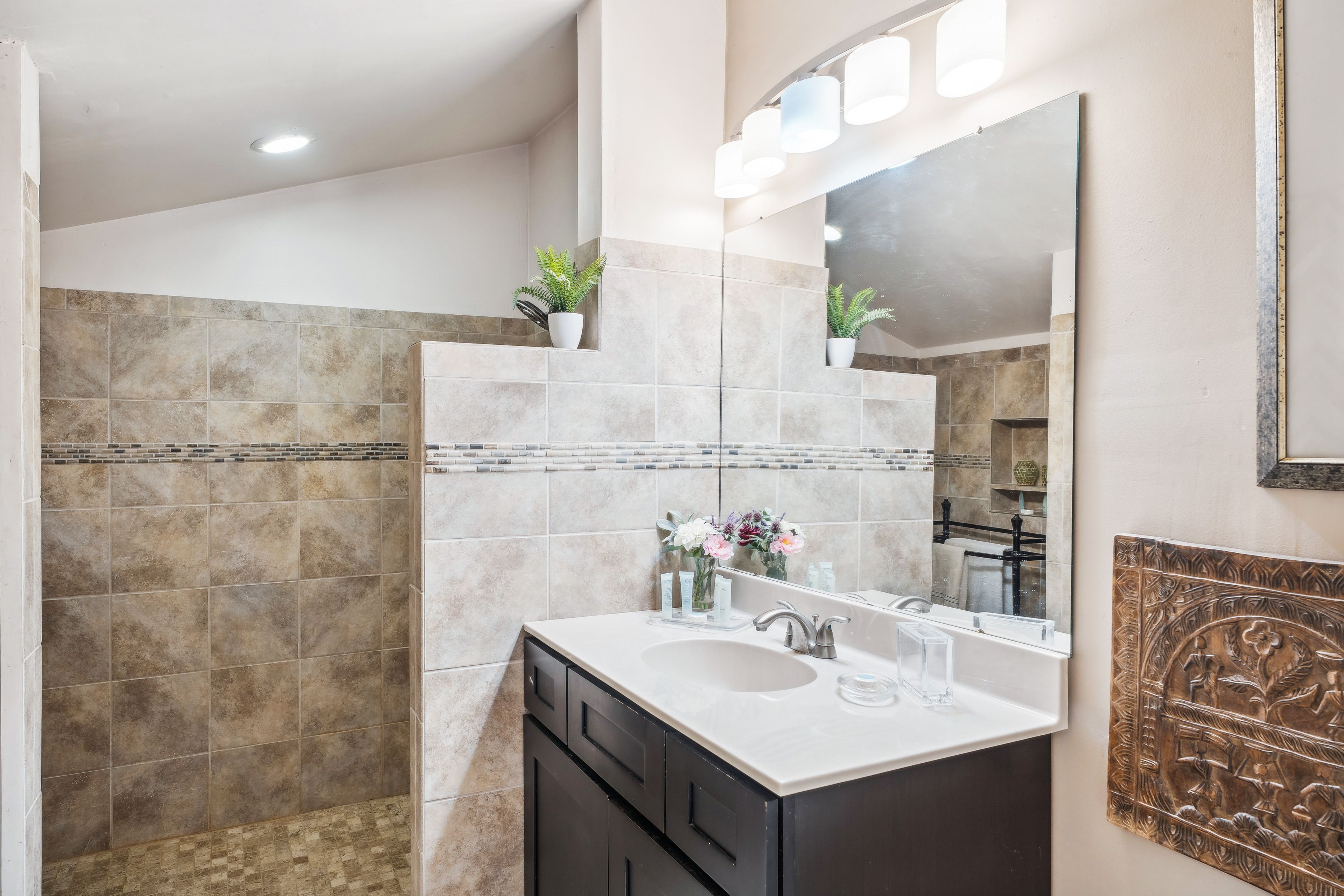 Full Bathroom | Towels Provided