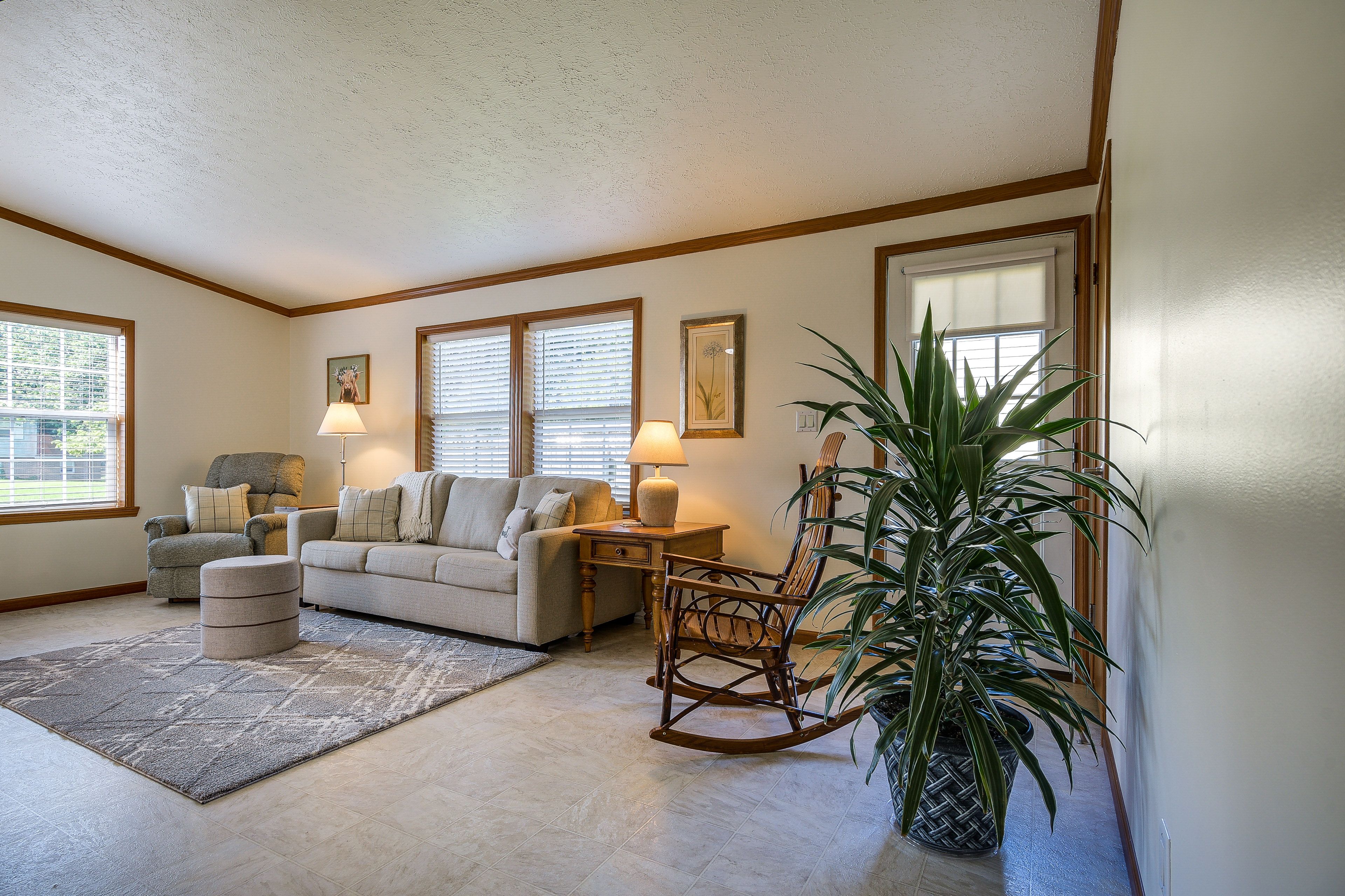 Living Room | Queen Sleeper Sofa | Smart TV | Board Games | Books