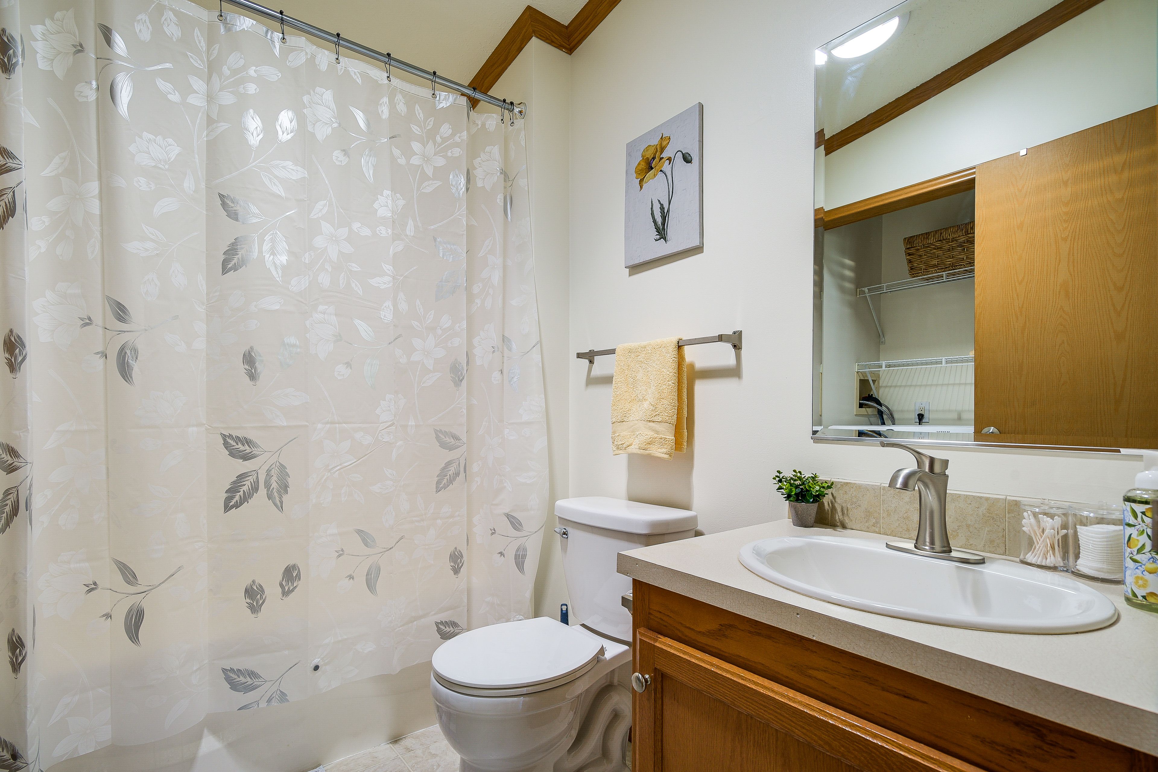 Full Bathroom | Towels Provided | Complimentary Toiletries | Hair Dryer