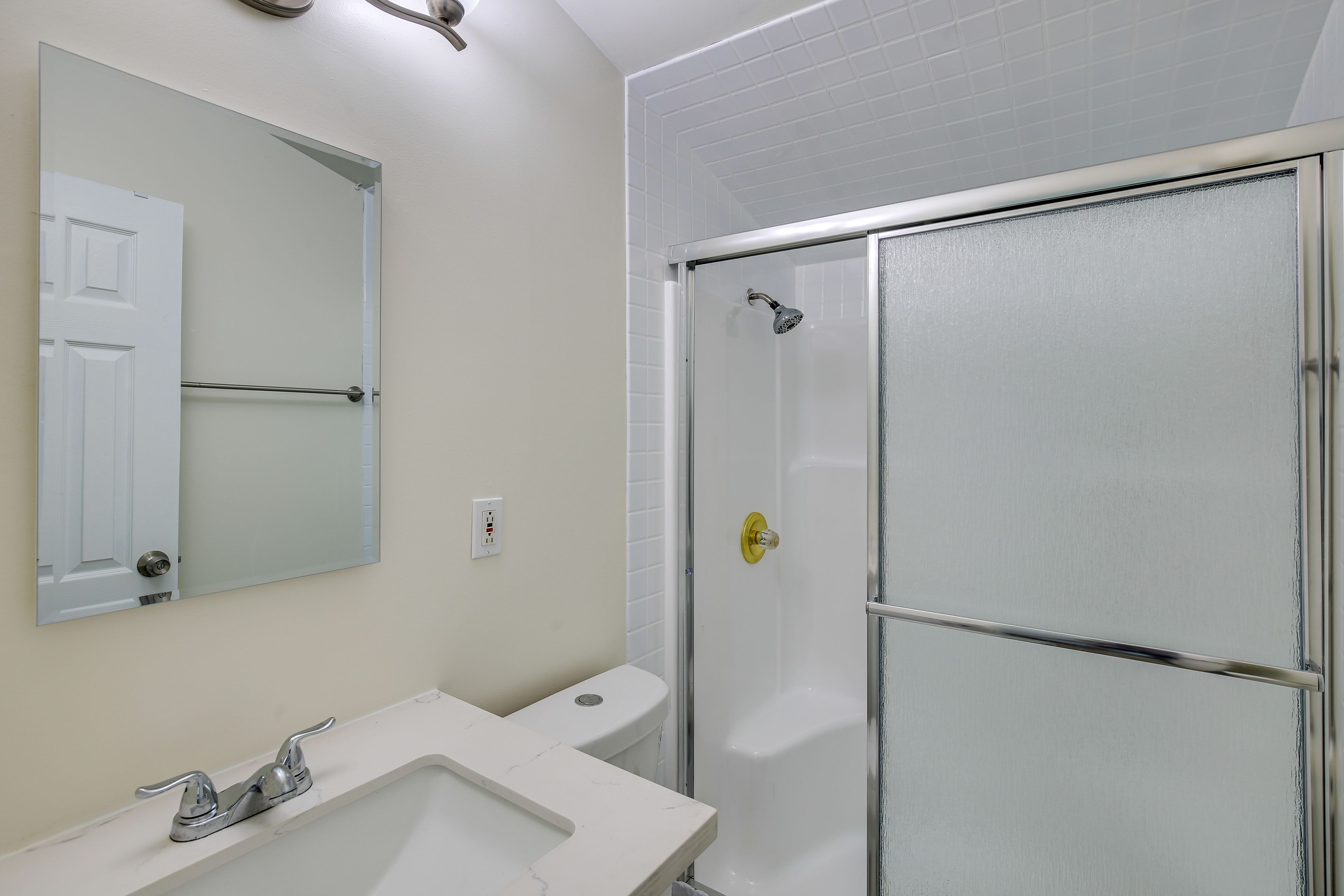Full Bathroom | Towels Provided | Complimentary Toiletries