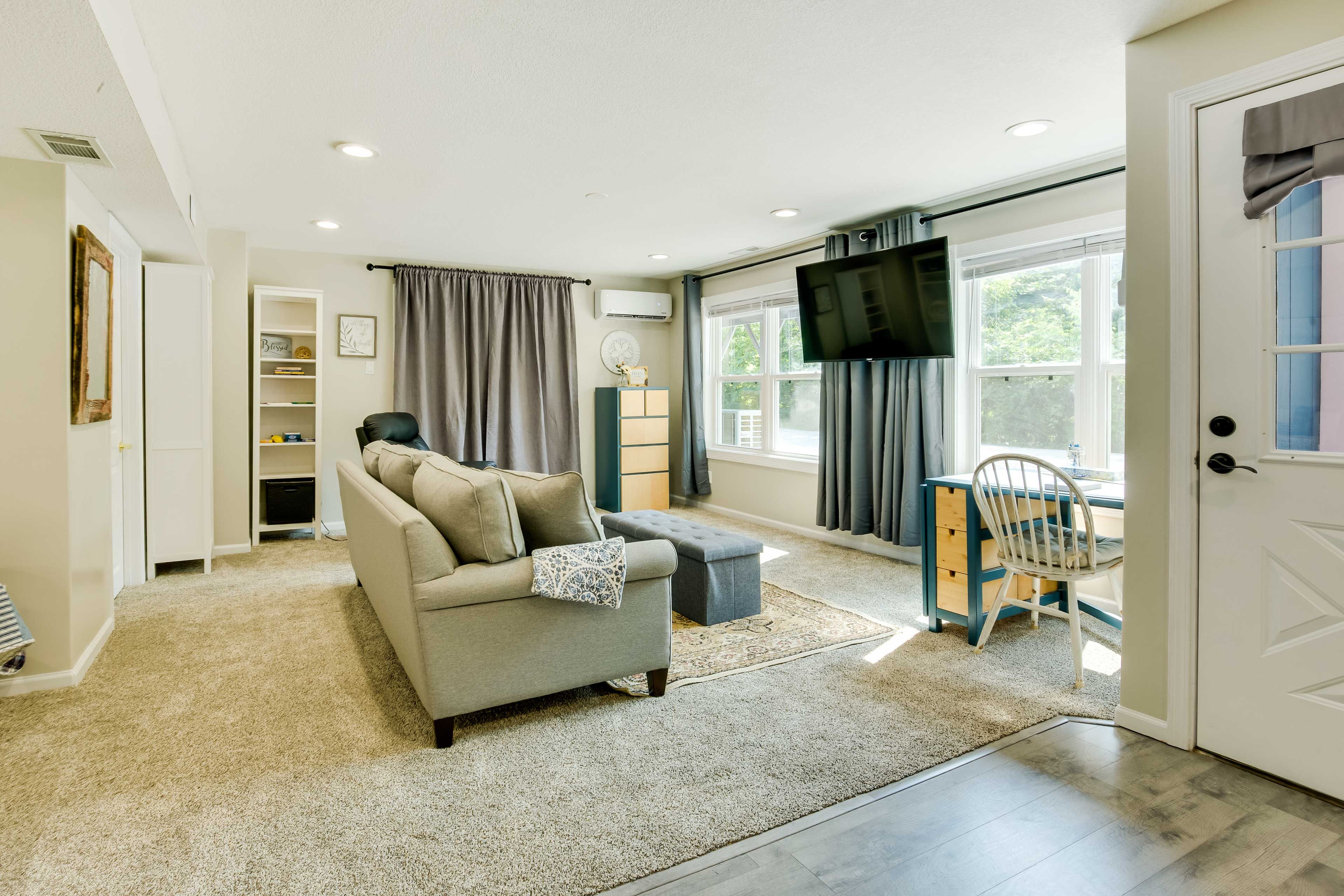 Studio | Queen Sleeper Sofa | Smart TV | Free WiFi | Games