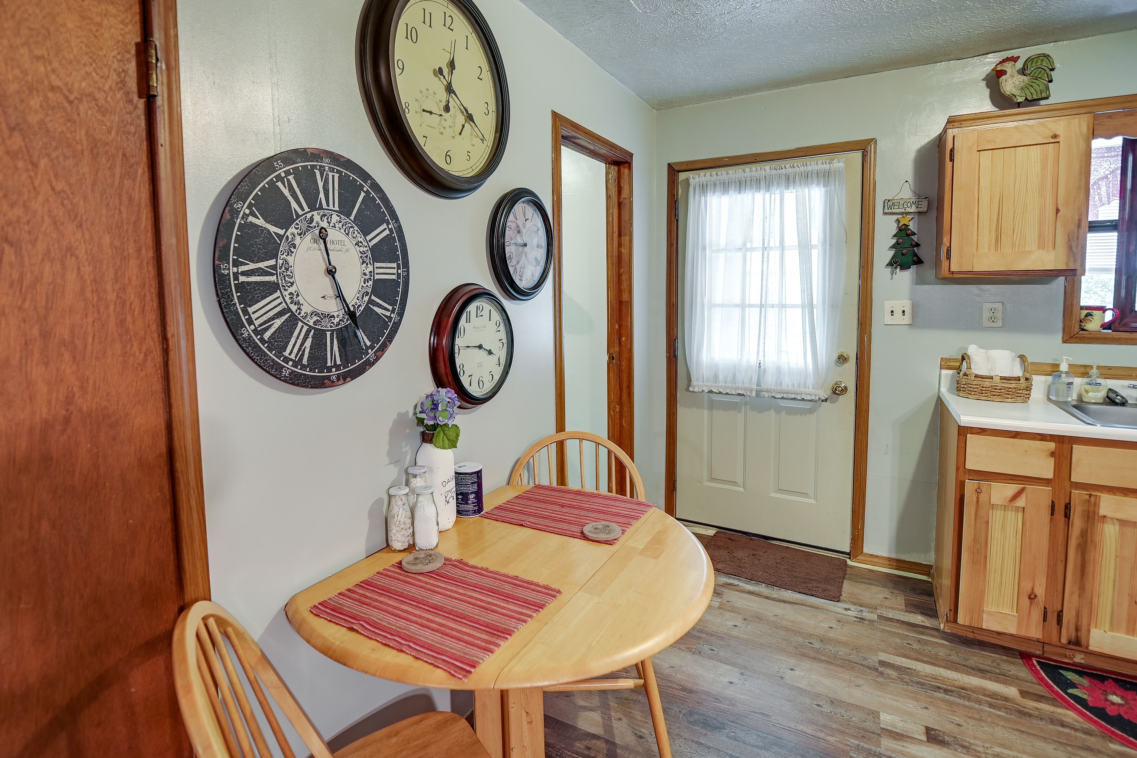 Dining Area | Dishware/Flatware Provided