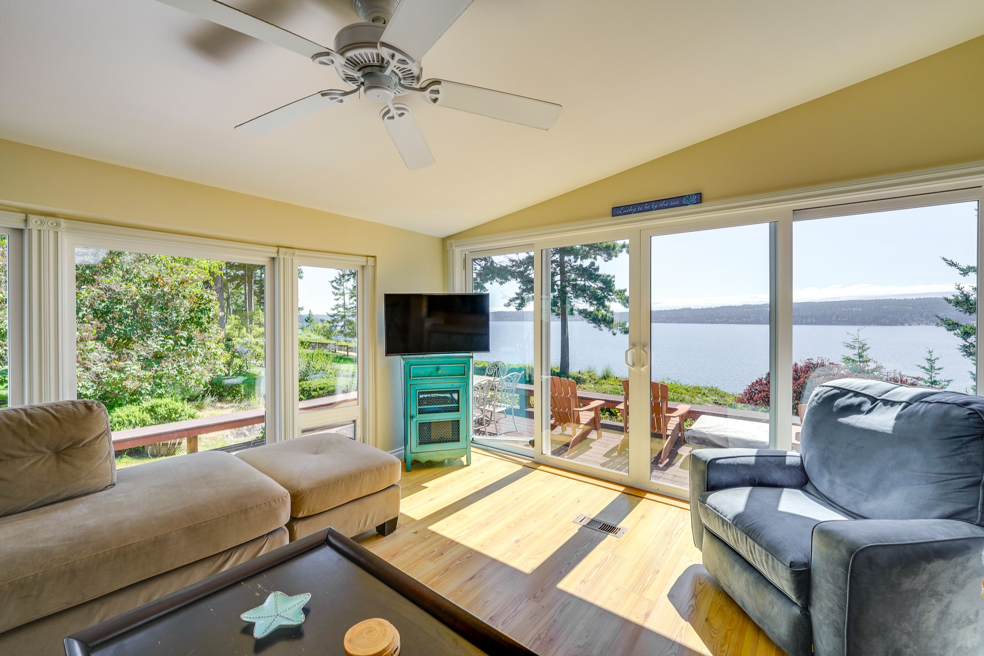 Living Room | Main Floor | Cable & Streaming | Free WiFi | Central Heating