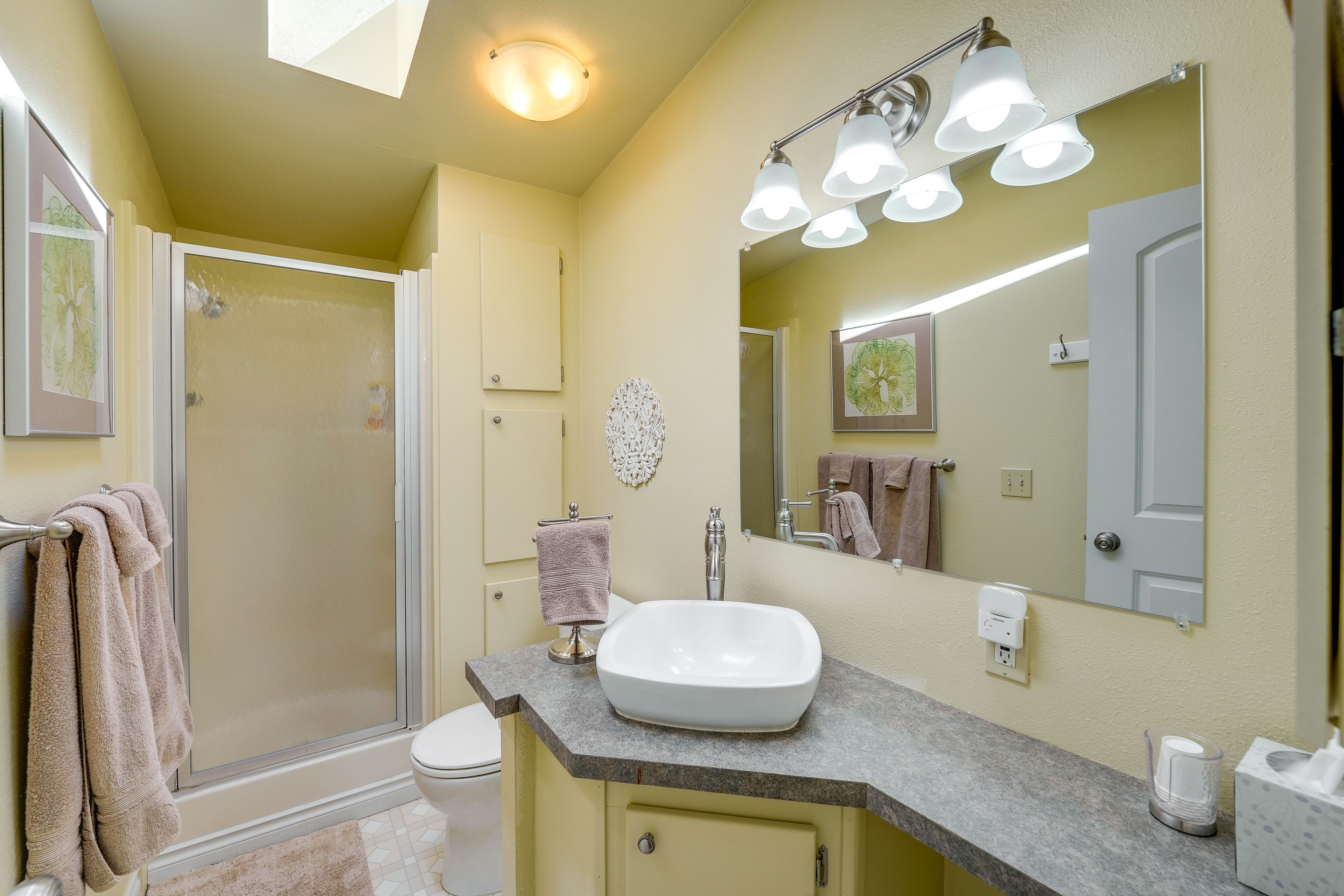 Full Bathroom | Towels Provided