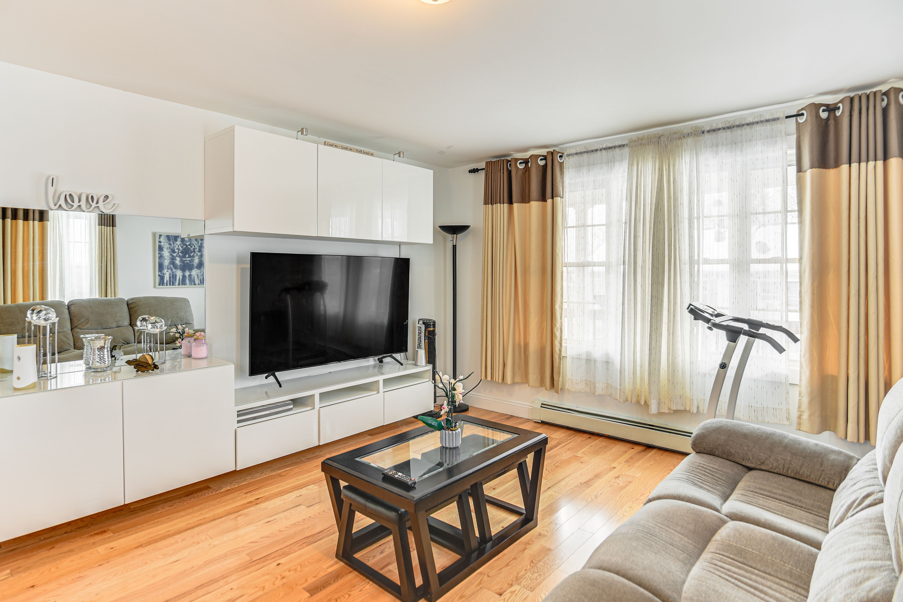 Living Room | Smart TV | Free WiFi