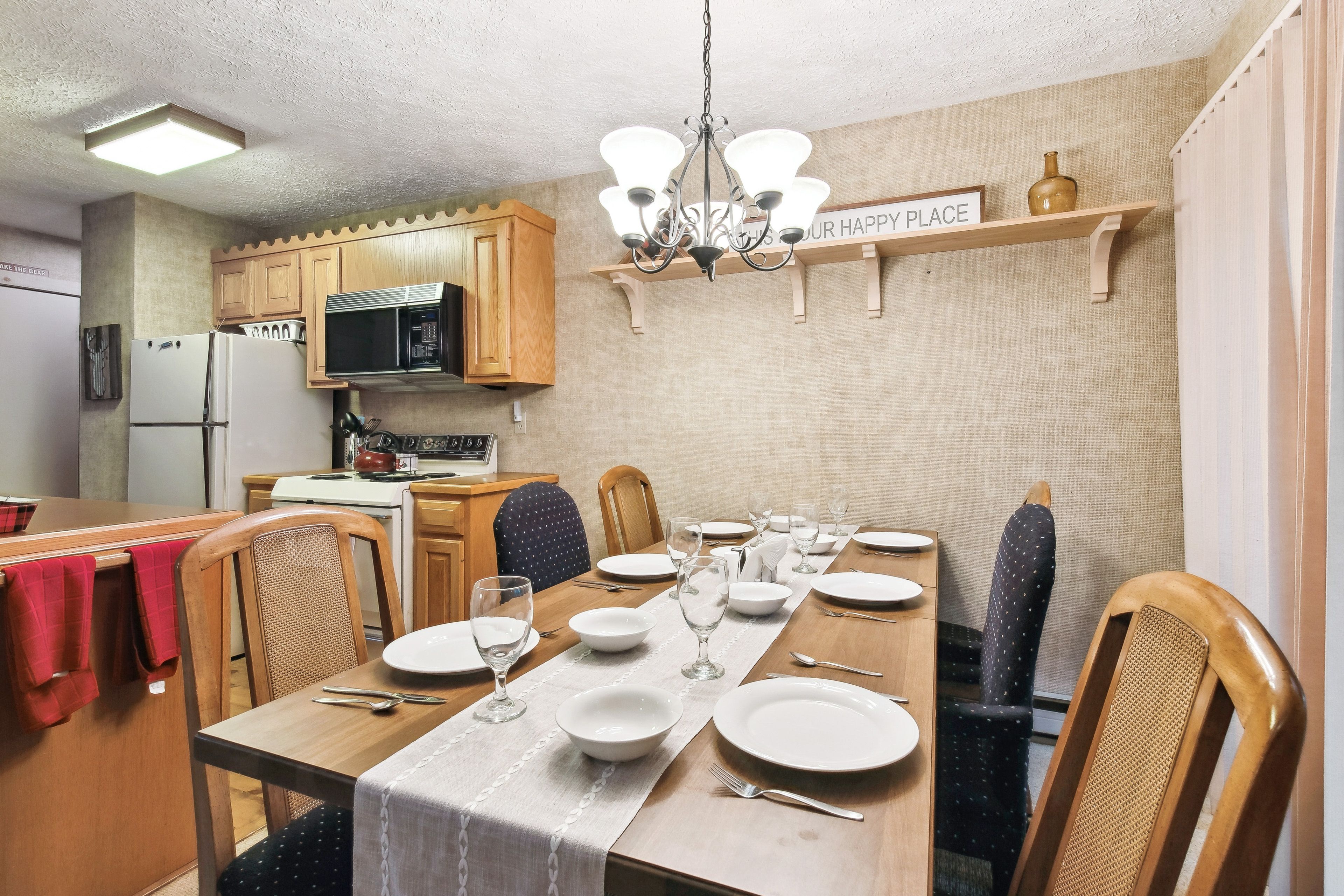 Dining Area | Dishware & Flatware Provided