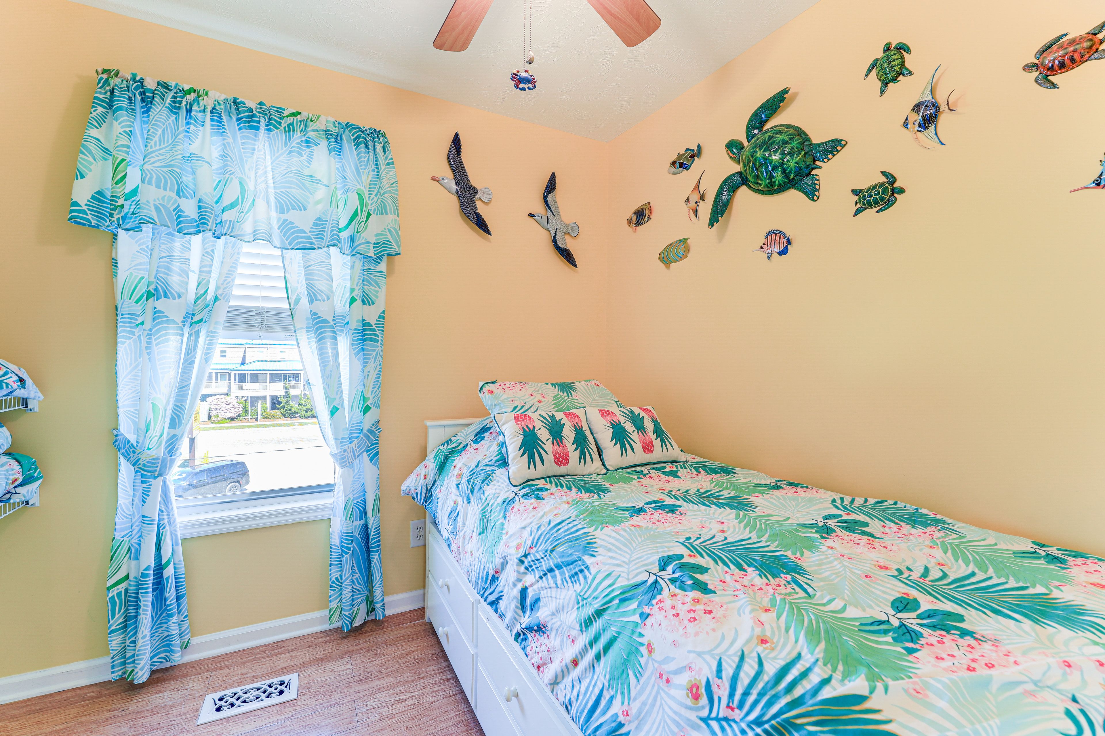 Bedroom 2 | Twin Bed w/ Twin Trundle