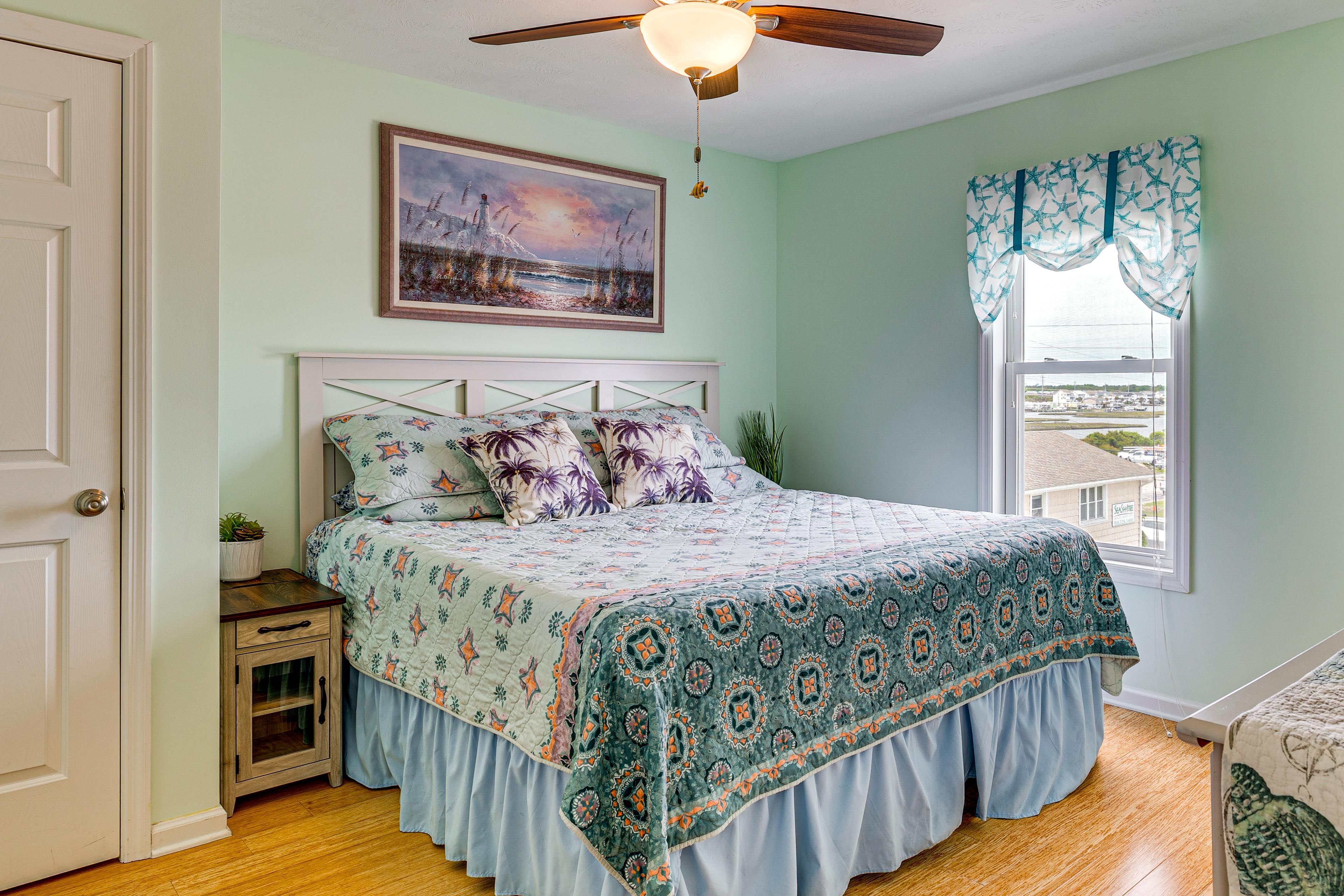 Bedroom 1 | King Bed | Smart TV | Linens Provided