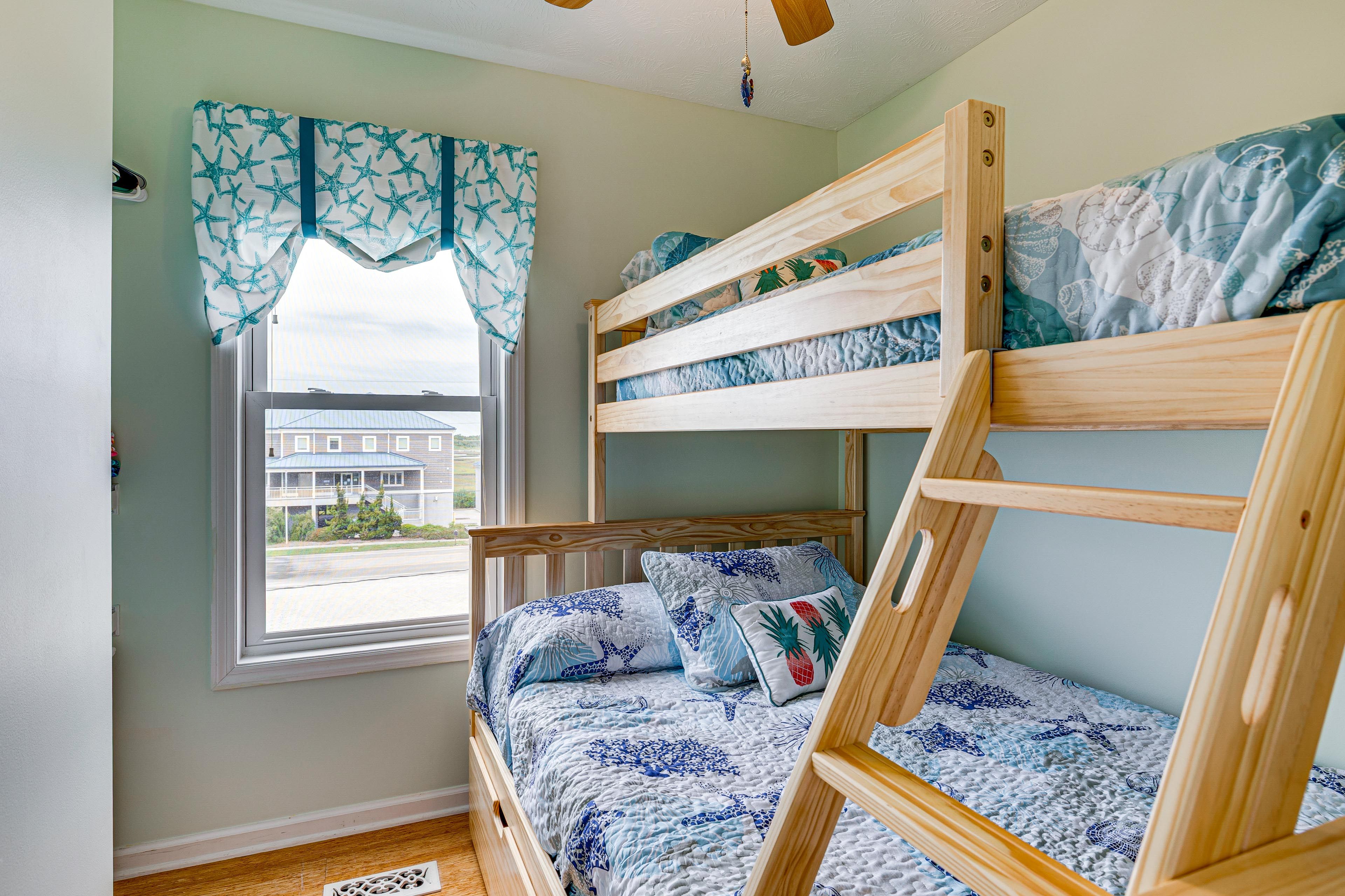 Bedroom 2 | Twin/Full Bunk Bed